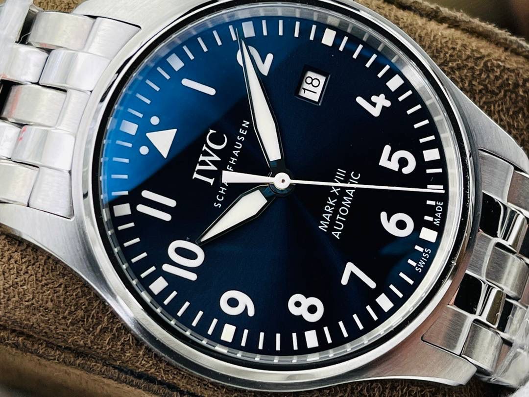 市场超级副本 原版开模 万.国IWC飞行员系列马克十八18商务腕表！超级副本！ 1⃣️直径40MM，尺寸与原装一致！原装快拆钢带！相对传统的精钢材质不仅更抗磨损，耐腐蚀，也大幅降低了腕表的重量，给日常佩戴提供了便捷。 2⃣️搭载9015进口机芯（零返修）！每个机芯都是经过严格挑选达到天文台级别。所有细节均完美克隆，且此款万.国IWC飞行员腕表视为万.国IWC经典款型，任何场景着装均适合佩戴。