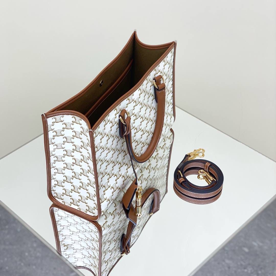 🔥大货实拍图 𝗖𝗘𝗟𝗜𝗡𝗘 ♥ 𝗖𝗔𝗕𝗔𝗦 𝗧𝗢𝗧𝗘小号 型号：199742 尺寸：35*22*7cm 适合通勤以及日常背，百搭耐看型选手，盲冲不出错😍💕