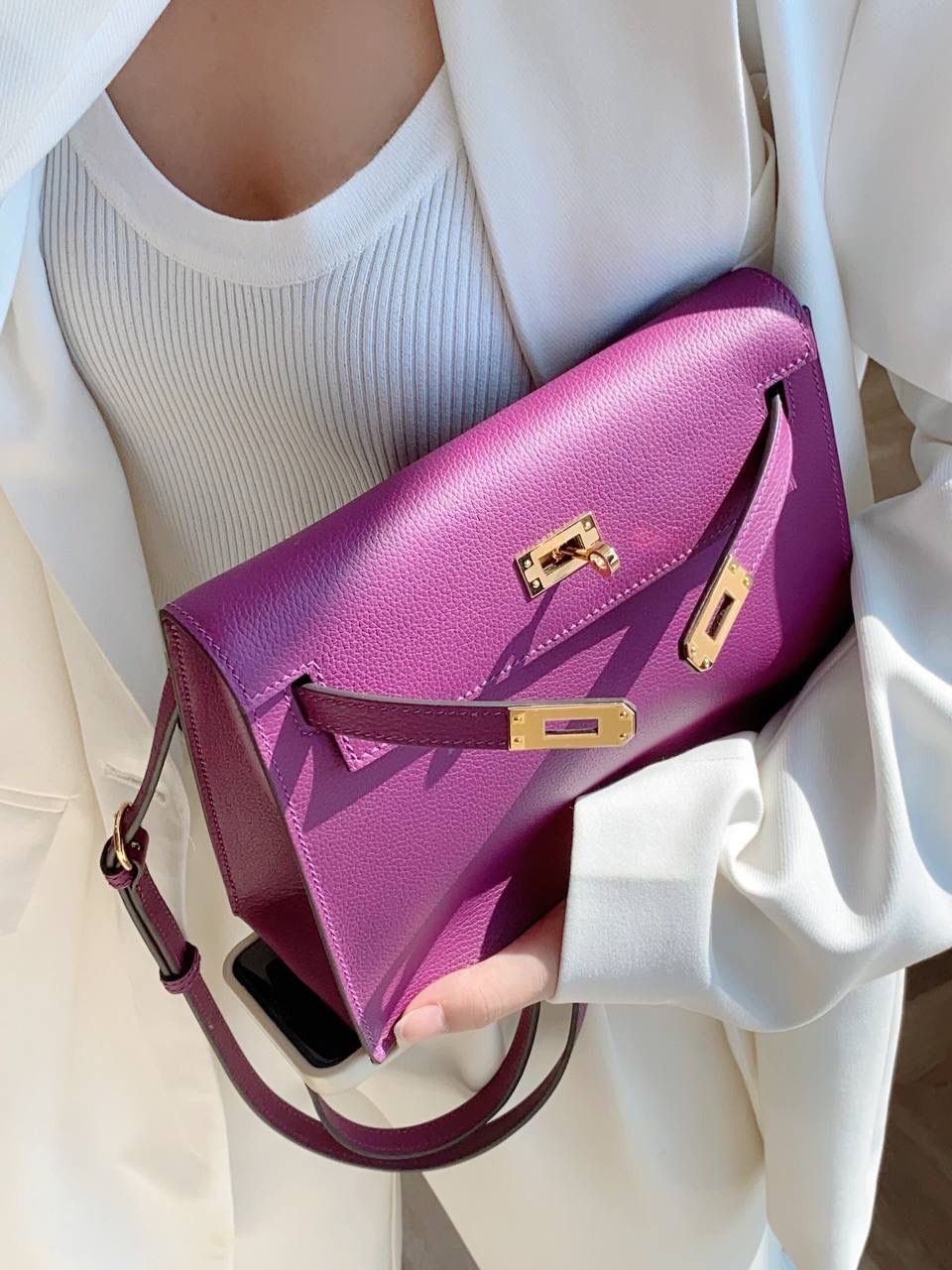 『海葵紫·金』 ‘’Kᴇʟʟʏ ᴅᴀɴsᴇ • Evercolor 🎀 时尚圈就是一个圆！ 最厉害的就是六种背法： 斜背、侧背、肩背、腰包、背包、手包 集美们一定要安排起来‼️ 22Cm