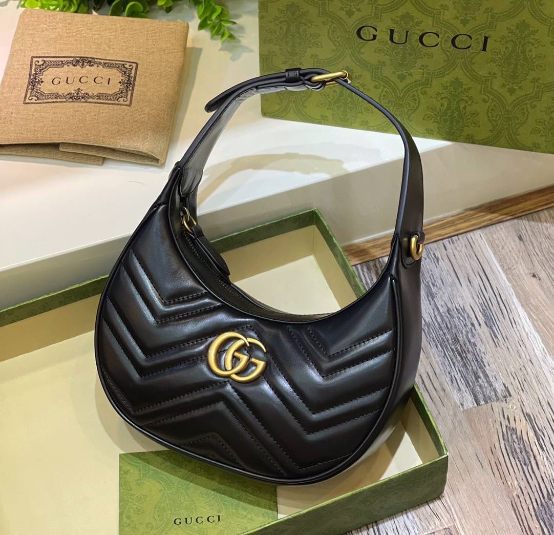 ✈️✈️✈️🔥𝐌𝐚𝐫𝐦𝐨𝐧𝐭系列半月包# ▫️型号：699514 ▫️尺寸：21.5*11*5cm 马尔蒙系列腋下包经典回归 四季热卖款，以月牙造型为特色，原厂牛皮立体绣花工艺饱满度很赞➕全铜五金❗️包包的轮廓很贴切身体的线条，可腋下手拎斜挎，性价比超高的一只.简直就是行走的种草机！