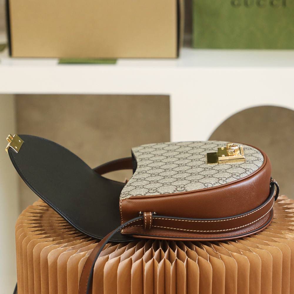 新配色𝟏𝟗𝟓𝟓 小号系列 #602204#原厂皮 YY# 🔷尺寸：25*18*8cm 超人气的𝑯𝒐𝒓𝒔𝒆𝒃𝒊𝒕马衔扣复古系列，这一季的新配色 米灰色搭配神秘蓝，把当红王炸款 马鞍包再次推上新的颜值高度。经典元素自带的复古路线，搭配上新配色， 不仅复古感十足，还时髦感十足， 简直就是复古与现代时尚的新碰撞💥一直被称为“必备单品”实力推荐这只新配色！颜值一眼深得人心！