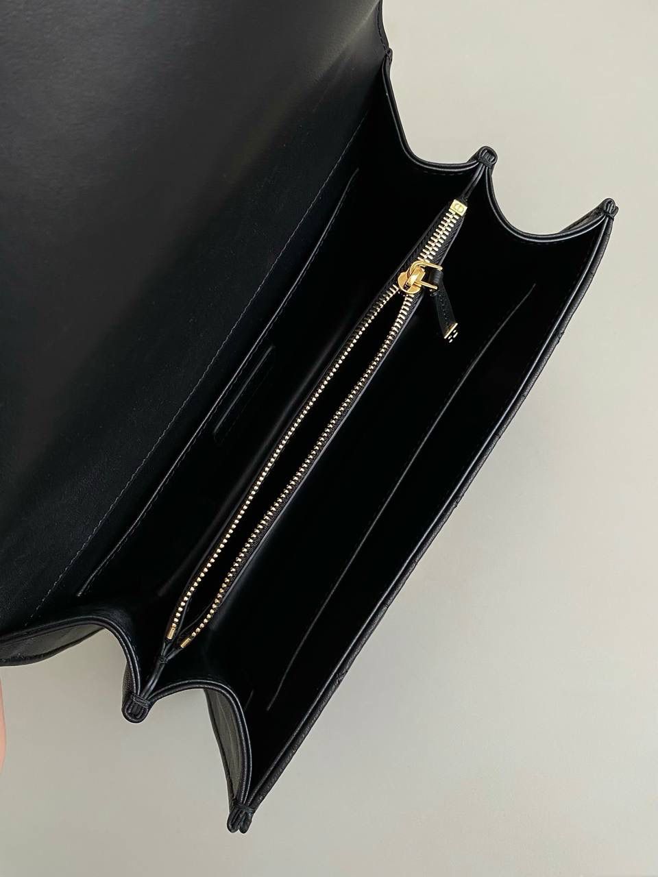 🈶黑色小号 𝐃𝐢𝐨𝐫 𝐀𝐧𝐠𝐞 𝗯𝗮𝗴手袋 这款颜值真的好看爆! 拿手上那种厚重的千金感’一秒沦陷 超大的CD 按扣、珍珠金属链条、和全金属手柄加上复古的包型、让整体非常精致 有种阳刚与柔美的酷时尚感 内里有隔层，可以很好的把私人物品归类 手拎手腕肩背腋下都可以 真的做到实用好看俩不误，超赞！ 25×7×16cm #💰115050m