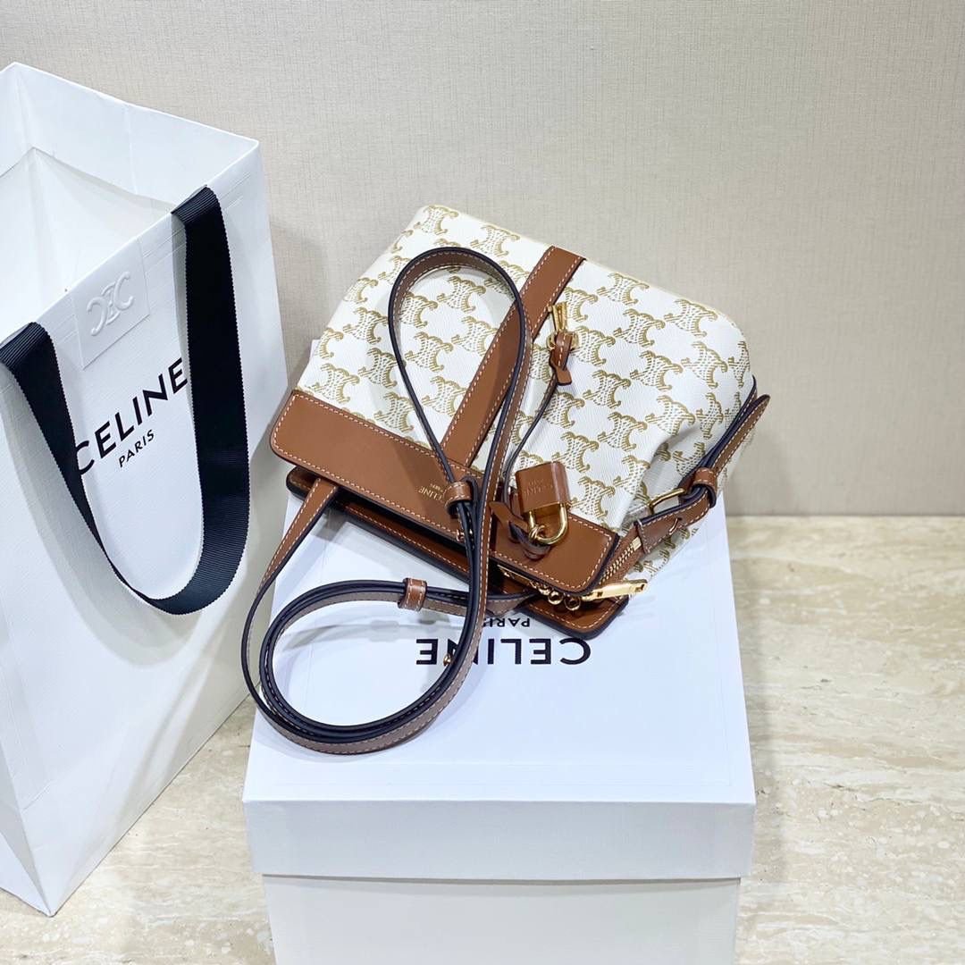 🔥大货实拍图 𝗖𝗘𝗟𝗜𝗡𝗘 ♥ 𝗧𝗘𝗘𝗡 𝗖𝗔𝗕𝗔𝗦 𝗗𝗘 𝗙𝗥𝗔𝗡𝗖𝗘 当季限定款💁‍♀️不会经常撞款的幸运锁包。型号：191992 尺寸：19*16*11cm