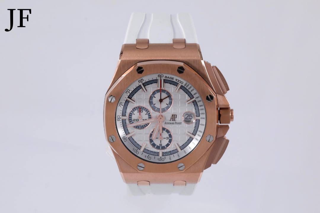 🚀品牌：AP 大熊猫🚀 系列：俗称金大熊猫 机芯：3126计时自动机械 材质：316精钢表壳 陶瓷圈 直径：42mm 皮带：橡胶表带 表扣：原装针扣 玻璃：蓝宝石水晶玻璃