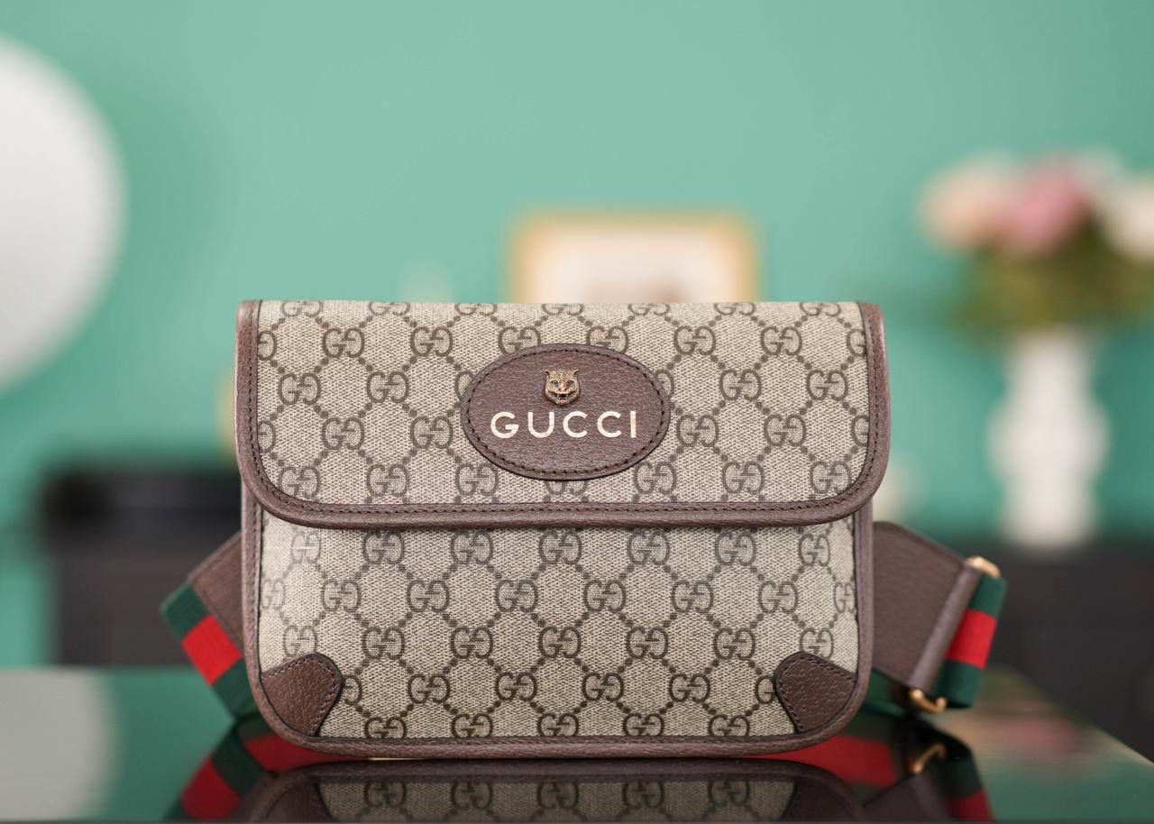 🥯Totem GG Superme#经典爆款 虎头斜挎包20cm 虎头斜挎包，可当胸包~ 精致虎头搭配红绿织带拼接的设计 宽肩带随性帅气 简单大方的一个款！男女共用~ 官方款号 489617 尺寸：20x13x2.5cm