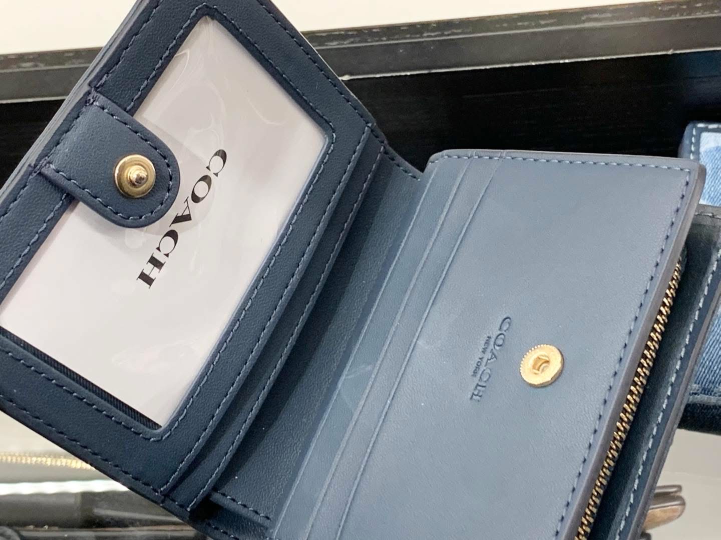 ✈️🇨🇦🇺🇸牛仔布💙藍色Signature C  pattern Coach Outlet 短銀包👛現貨💝💝