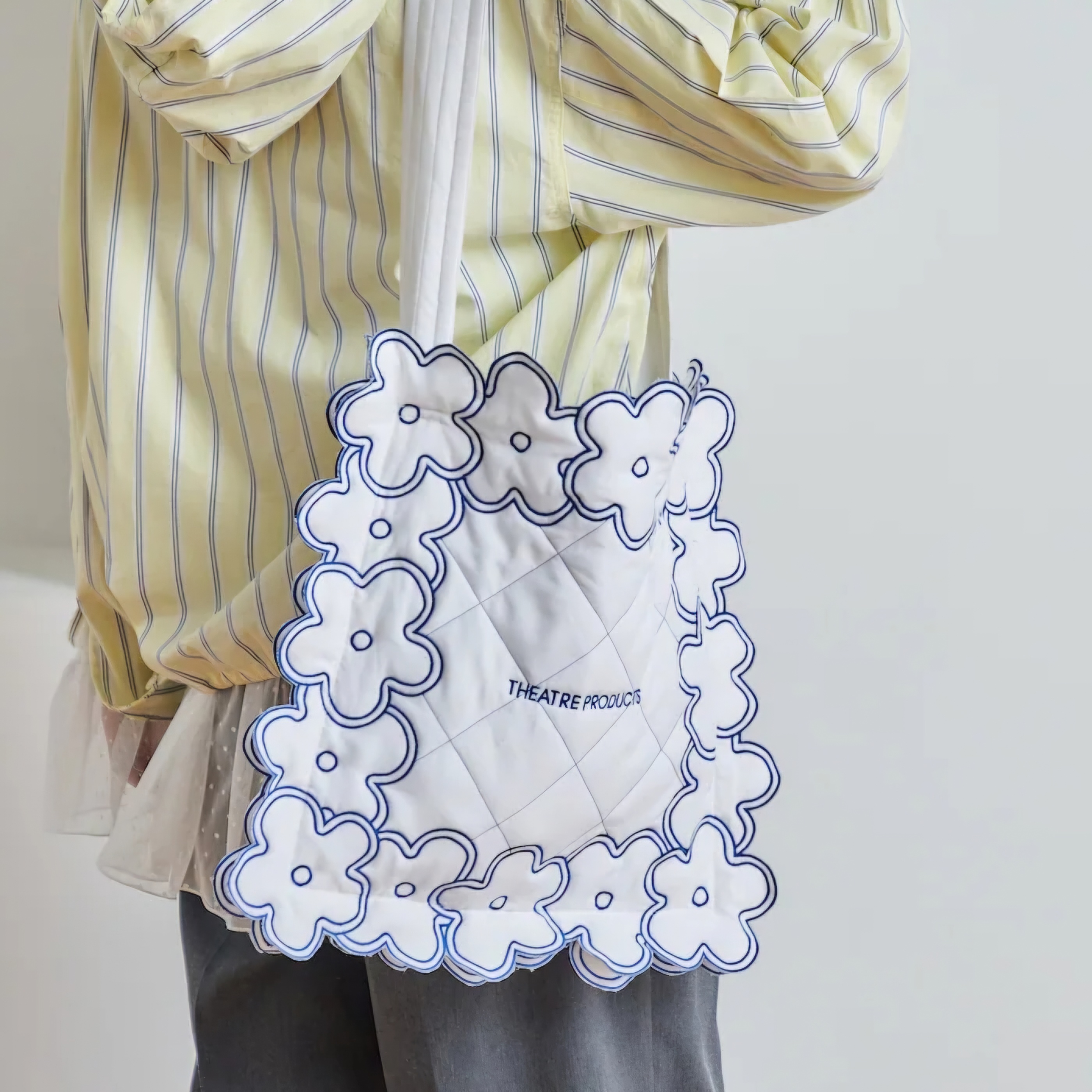 【✨️日本🇯🇵 pre-order THEATRE PRODUCTS 刺繡花花單肩袋✨️】 【共2色 | 白色/黑色】