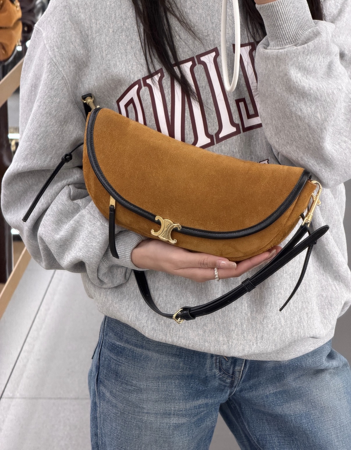限時優惠✨新款🆕訂貨🍒Celine little halfmoon in suede  軟乎乎的焦糖色麂皮✨好有鬆弛感 Size 25x13x5cm