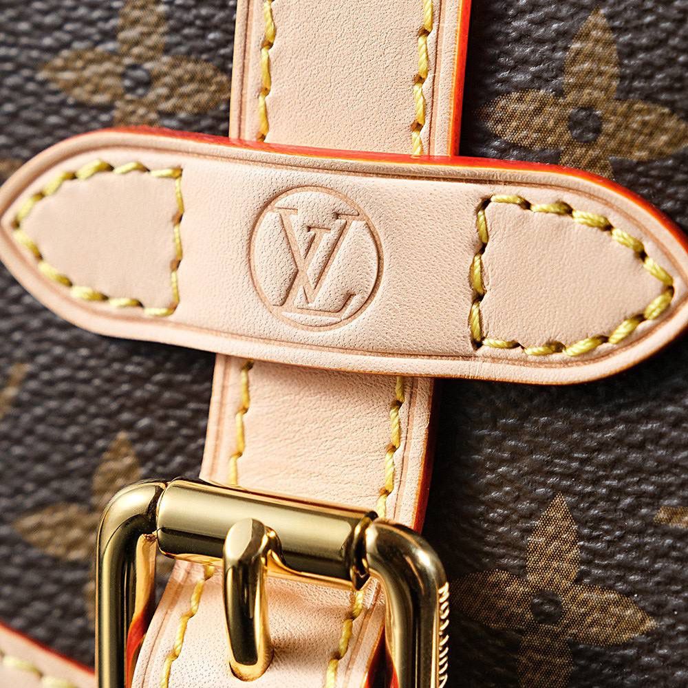 𝐒𝐀𝐔𝐌𝐔𝐑 𝐁𝐁 双子星系列🎀 ❐ 尺寸:20*16*7.5cm ❐ 𝑺𝑨𝑼𝑴𝑼𝑹 𝑩𝑩系列，已成为“必入包王款” 经典的老花配色，简约复古、双子星本身的气场就自带氛围、上身的颜值视觉更是出乎意料的高级！🤩✨ 习惯性解放双手，肩带既可灵活调节，容纳量更是感人！一包多种背法，不分任何季节的百搭！ 相信我，这款必冲，至今为止一直在溢价的王牌大爆款！👜🔥