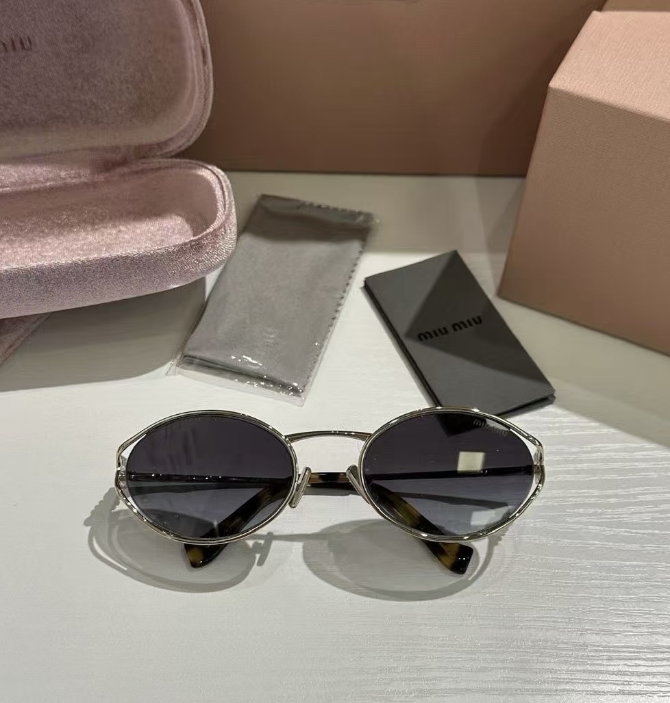 MIUMIU 新款 logo 太陽眼鏡 🕶️
