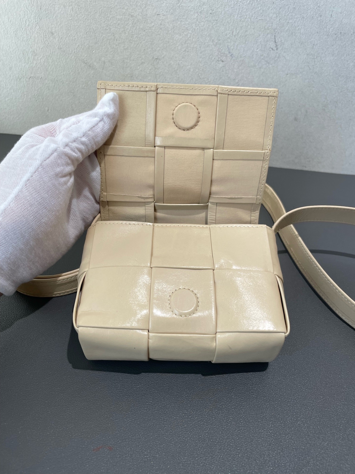 【預訂貨品】BV Candy Cassette六格米黃色編織包 