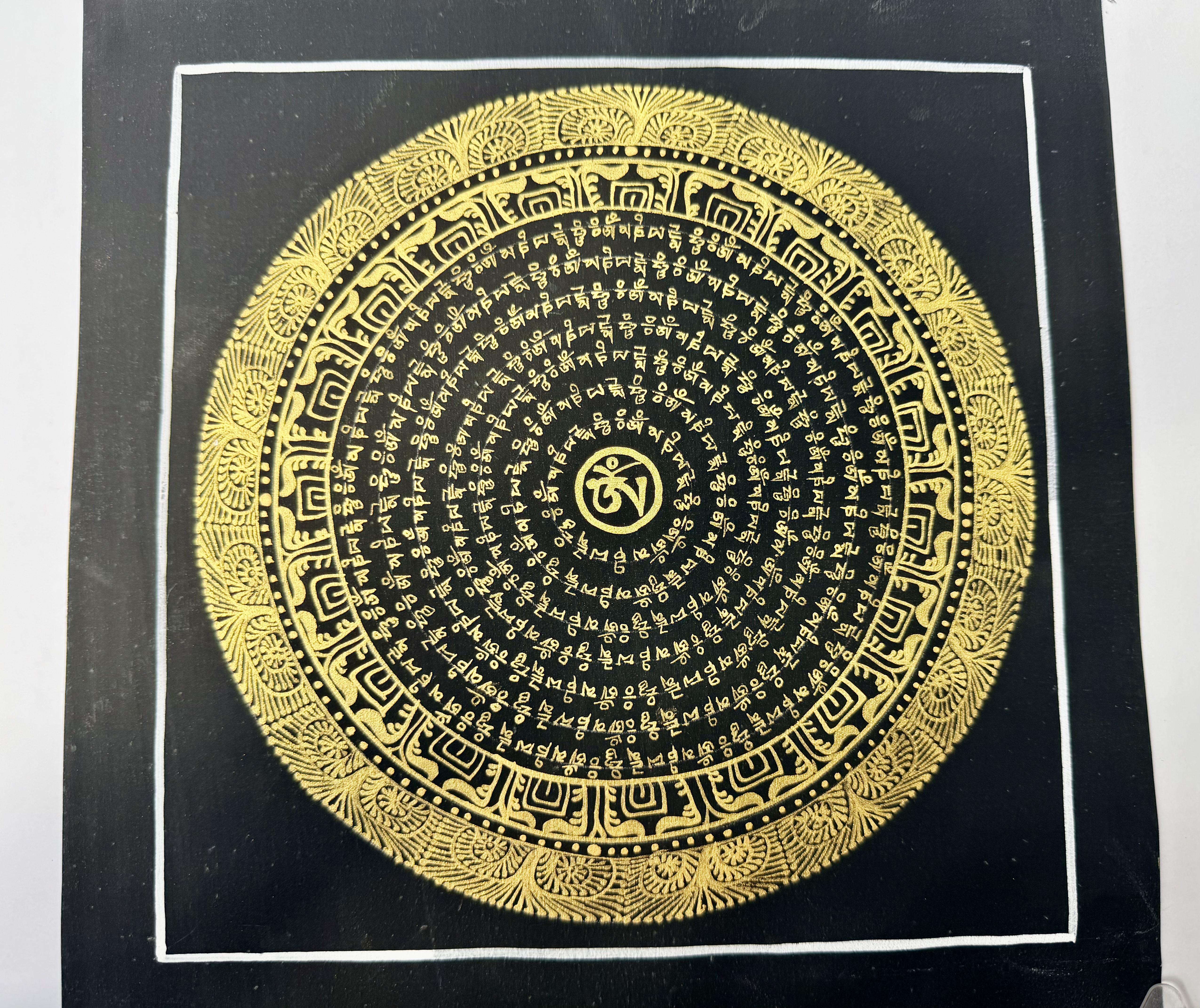 #10 尼泊爾三大廟加持手繪唐卡～OM 字，六字大明咒黑金唐卡 ，約26.5cm 外，內22.5