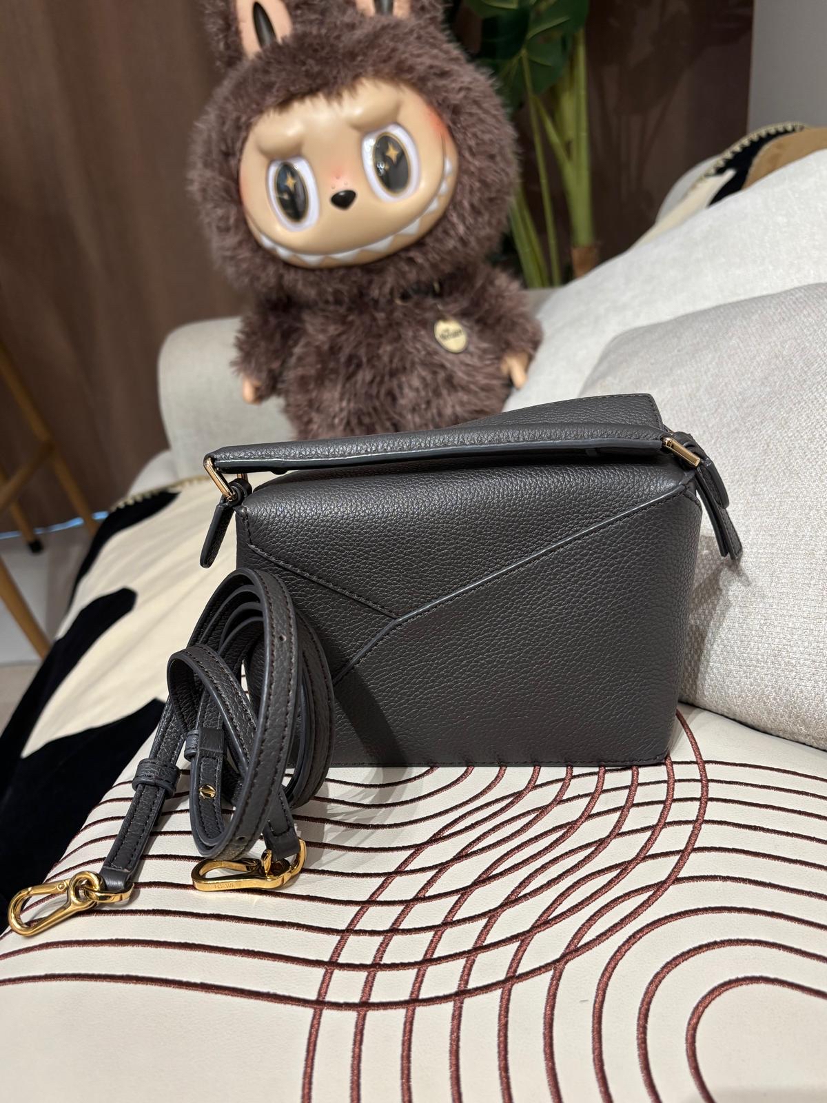 Loewe Puzzle Edge Mini 粒粒牛皮 100%Authentic, 98%New ✅Dust bag✅booklet✅肩帶