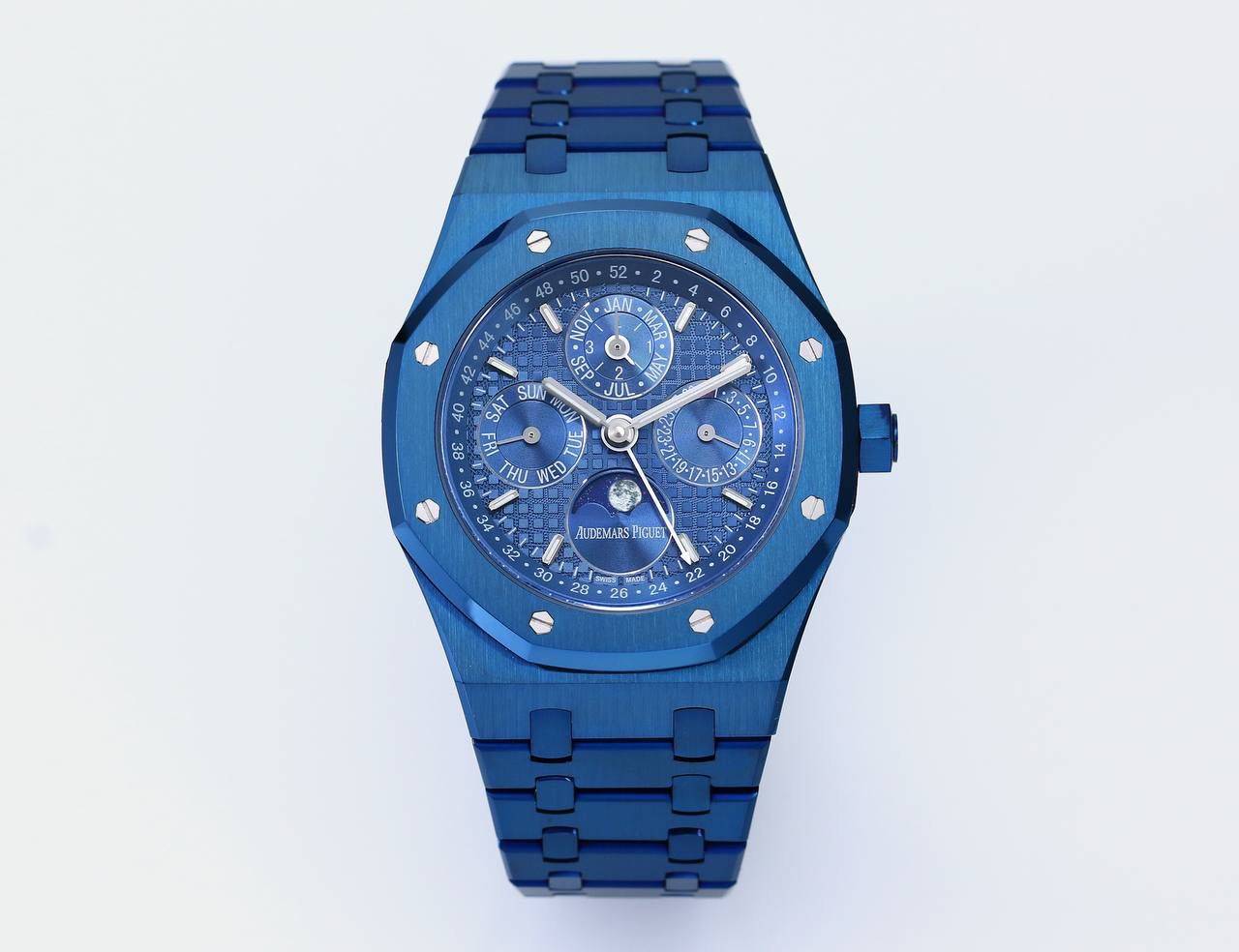 🚀爱彼 皇家橡树系列 ，复杂功能万年历腕表。型号：26574ST.OO.1220ST.01 业内唯一实现原版功能。💯 贵族钟表 爱彼皇家橡树系列万年历腕表，高贵优雅的蓝盘配上冷艳精钢表壳，完美体现爱彼美学设计及复杂功能的极高技术。 表壳采用316L精钢，直径41毫米. 厚度11.4mm。蓝色表盘镌刻“Grande Tapisserie”大格纹装饰，蓝色表盘，立体时标、刻面指针覆盖夜光涂层。三个显示日历功能的副表盘以及月相显示盘对称分布于表盘之上，井然有序地显示出小时、分钟、星期、日期、周历、月份、月相和闰年信息。真正唯一对版。蓝宝石防眩光处理让整体手表更加通透明亮。 搭载9015一比一改装定制还原Calibre 5134自动上链机芯。堪称毕业的产品。 这枚腕表的编号是Ref. 26574ST.OO.1220ST.01