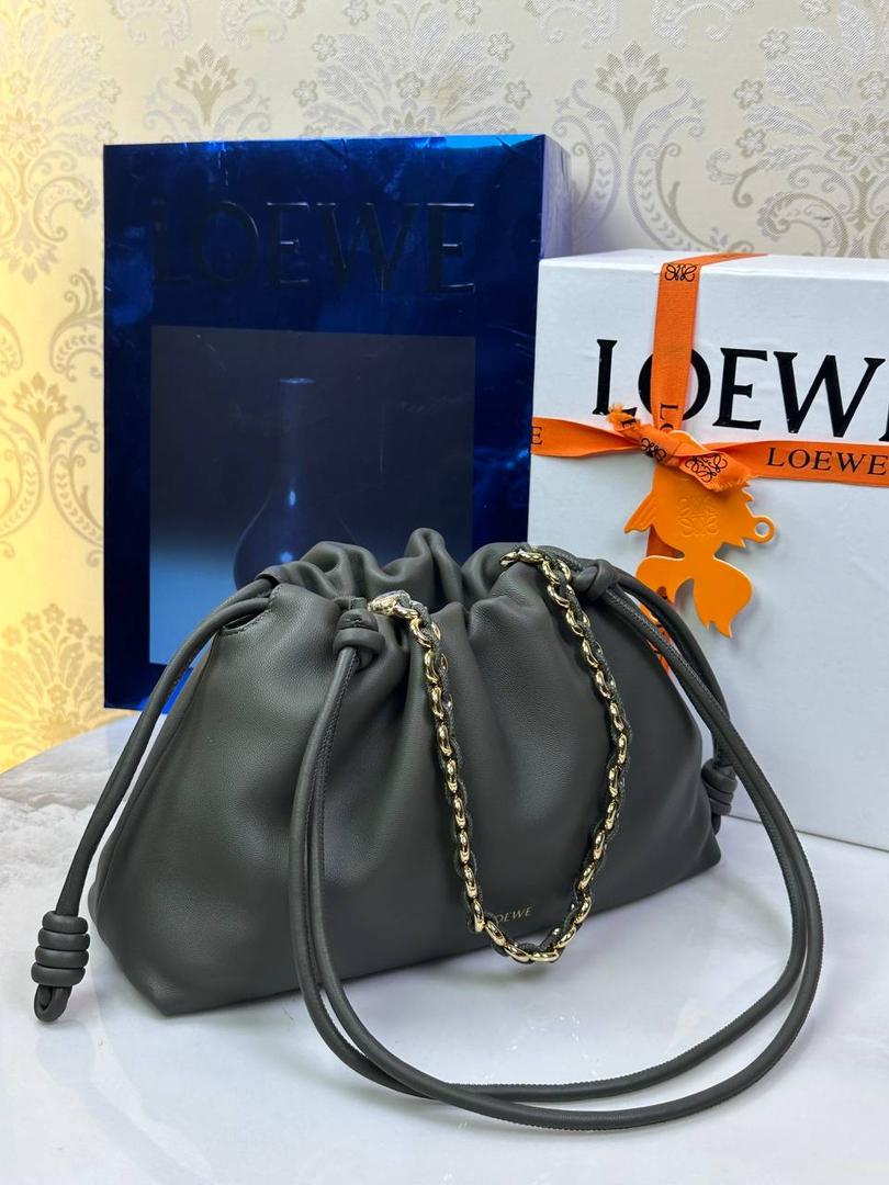 🎈中号链条款𝙁𝙡𝙖𝙢𝙚𝙣𝙘𝙤 𝙋𝙪𝙧𝙨𝙚羊皮 ——【深卡其绿】 尺寸：𝟯𝟬-𝟭𝟬.𝟓-𝟮𝟬𝐜𝐦 编码：012403 👉🏻延续福袋收缩绳褶皱设计，羊皮包身手感细腻柔软❤️ 👉🏻链条肩带➕皮肩带的双肩带设计，时尚百搭，给足了集美们多样化的选择。肩带可拆卸可调节，磁扣开合，正面烫金𝙇𝙤𝙜𝙤，呈现出高贵典雅的视觉感😍 👉🏻独家背景➕独家品质➕独家全套砖柜礼盒套装，市场高端品质皆在我手✌🏻