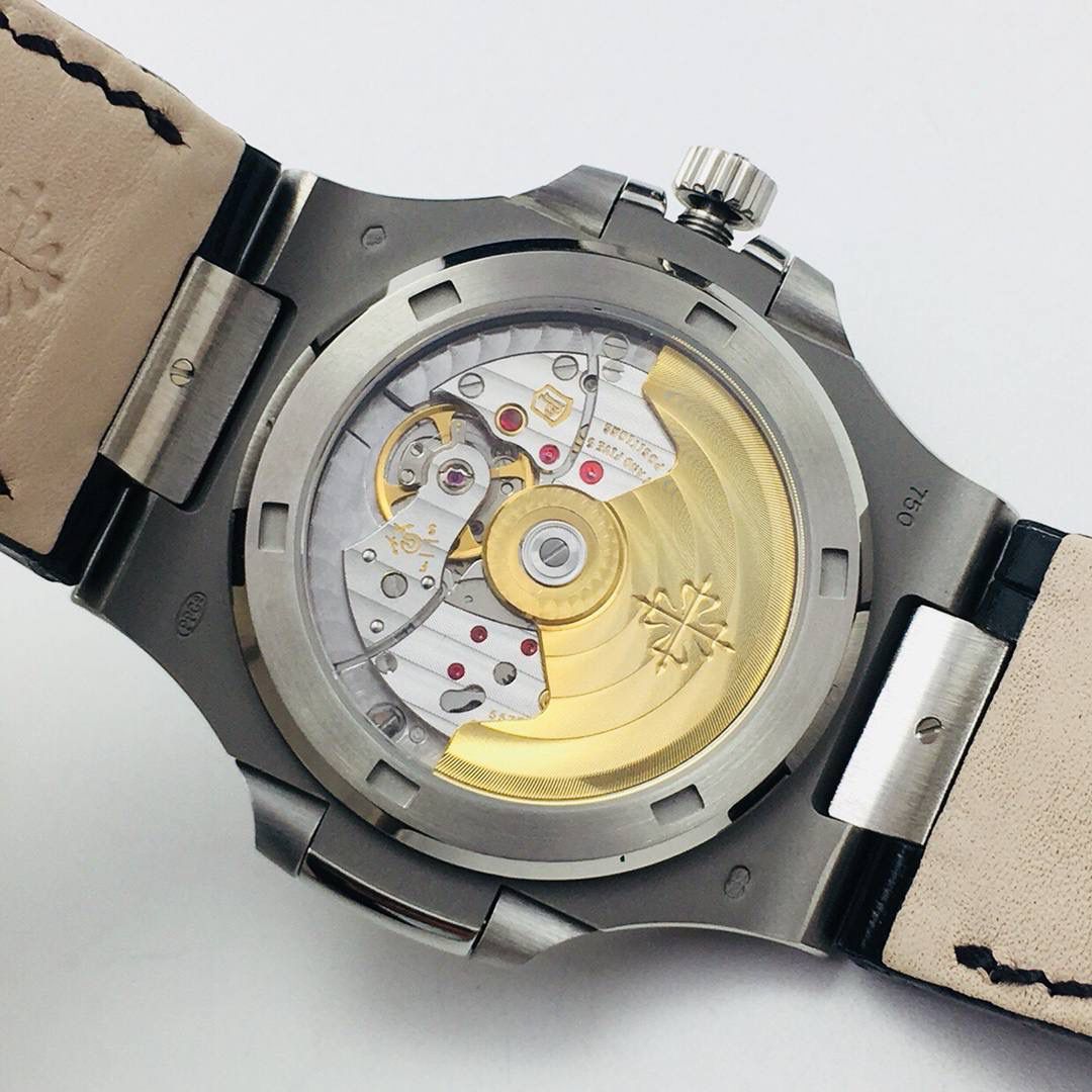 新力作 V4超级升级版 百达.翡丽鹦鹉螺重磅来袭！ 1：第一款真正意义上的超级鹦鹉螺，震撼来袭，全新修正的不锈钢表带，铰链部分根据真正的百达翡丽鹦鹉螺不锈钢表带拆解开发，和正品一致的贴合效果！ 2：逆袭之前所有副本，铰链开合角度和正品一致，锁毕声音和正品相同！ 3：重点指出此次V4版的面盘在采用与真品一致的覆荧光涂层金质立体时标，特别突出的“蓝魅”面无限接近原版！ 4：机芯方面是全新订制的修正版的一体芯Cal.324机芯，是目前唯一做到机芯的钢印与正品一样的雕刻工艺。