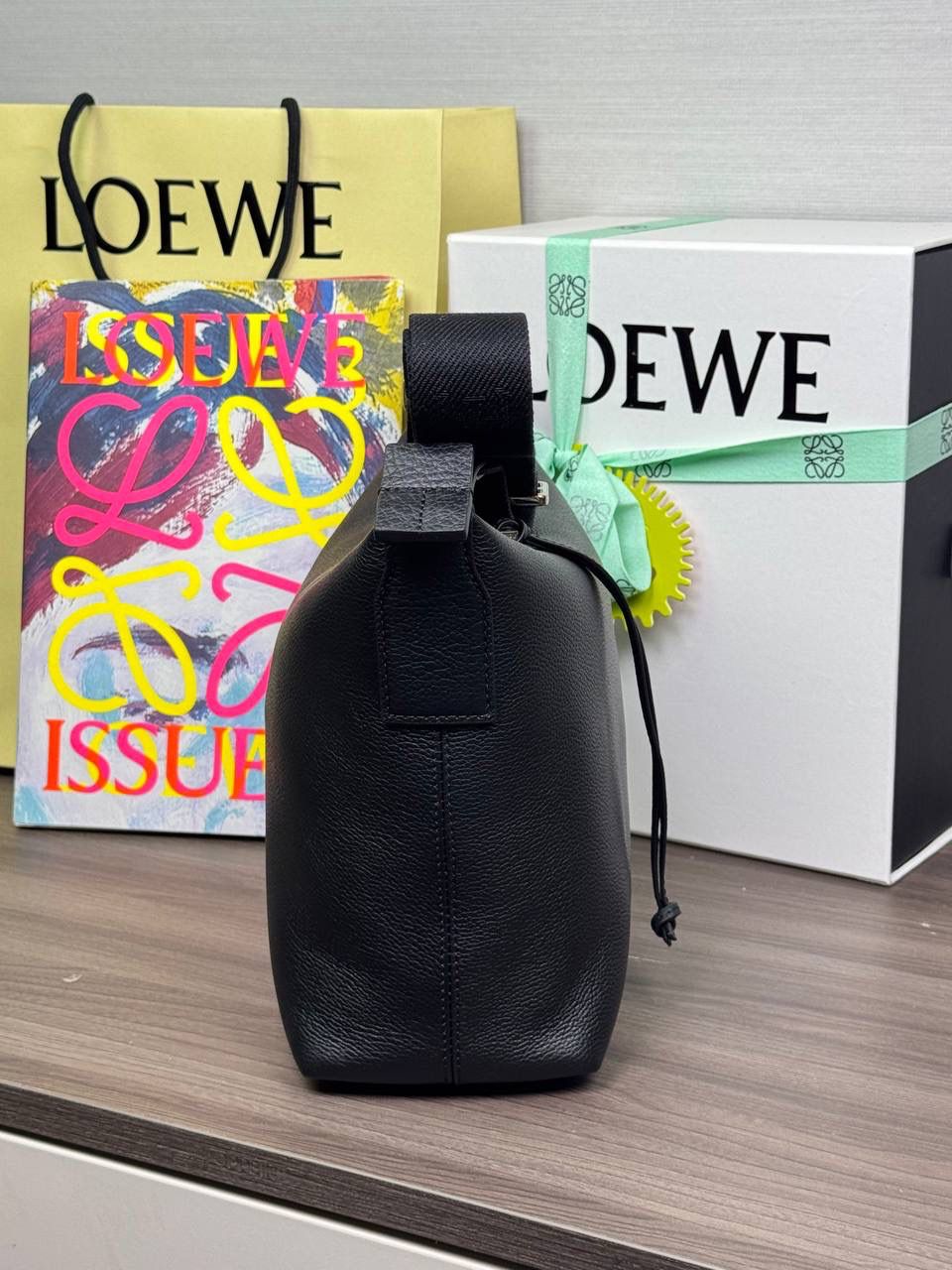 🎈全新小号𝐂𝐮𝐛𝐢鹿皮/提花肩带❤️ 尺寸：𝟐𝟗.𝟓-𝟏𝟎.𝟓-𝟐𝟐𝐜𝐦 编码：062138 全新小号𝐂𝐮𝐛𝐢手袋👜，外部采用柔软细腻的鹿皮，可任意折叠不变形😍内里磨砂皮搭配提花𝐀𝐧𝐚𝐠𝐫𝐚𝐦刺绣可调节宽肩带，可斜挎或者侧背，内里容量足，时尚通勤必备款👉🏻