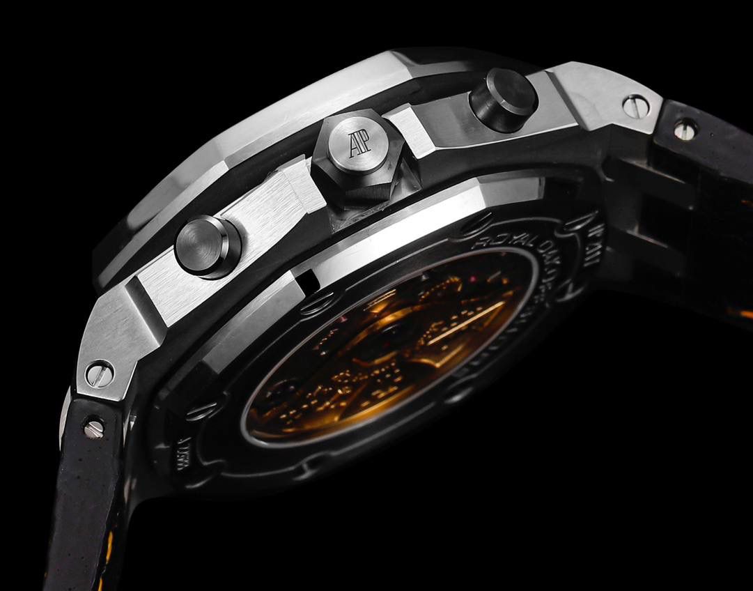 🚀皇家橡树离岸型26400/26238/26470系列正式登场！款式最全，做工最好的爱彼计时款腕表来了，有做工好的顶级货😍💯廉价的小厂货就别去考虑了！ 1，机芯采用12位小秒的定制版3126计时机芯，完美还原原版所有功能。经过精密打磨，大大加强了其稳定性。 2，其中碳纤维系列表壳采用全新碳纤维复合材料——「Carbon TPT® B.4」打造，这种高科技材料比常规 Carbon TPT® 密度提高4%，纤维硬度提升15%，树脂强度提升30%，材料结构经过各项异性优化，保持轻盈同时无比坚韧，提供迄今最强的抗冲击性能。 3，字面颜色均采用目前最先进电镀技术，非几年前的简单喷漆技术。每一个巧克力格纹装饰，通过CNC级别打磨，无限接近原版。 4，同步原版搭载微微活动头粒，胶带采用进口氟橡胶材质，皮带采用美洲鳄鱼皮材质，更加耐磨耐造。