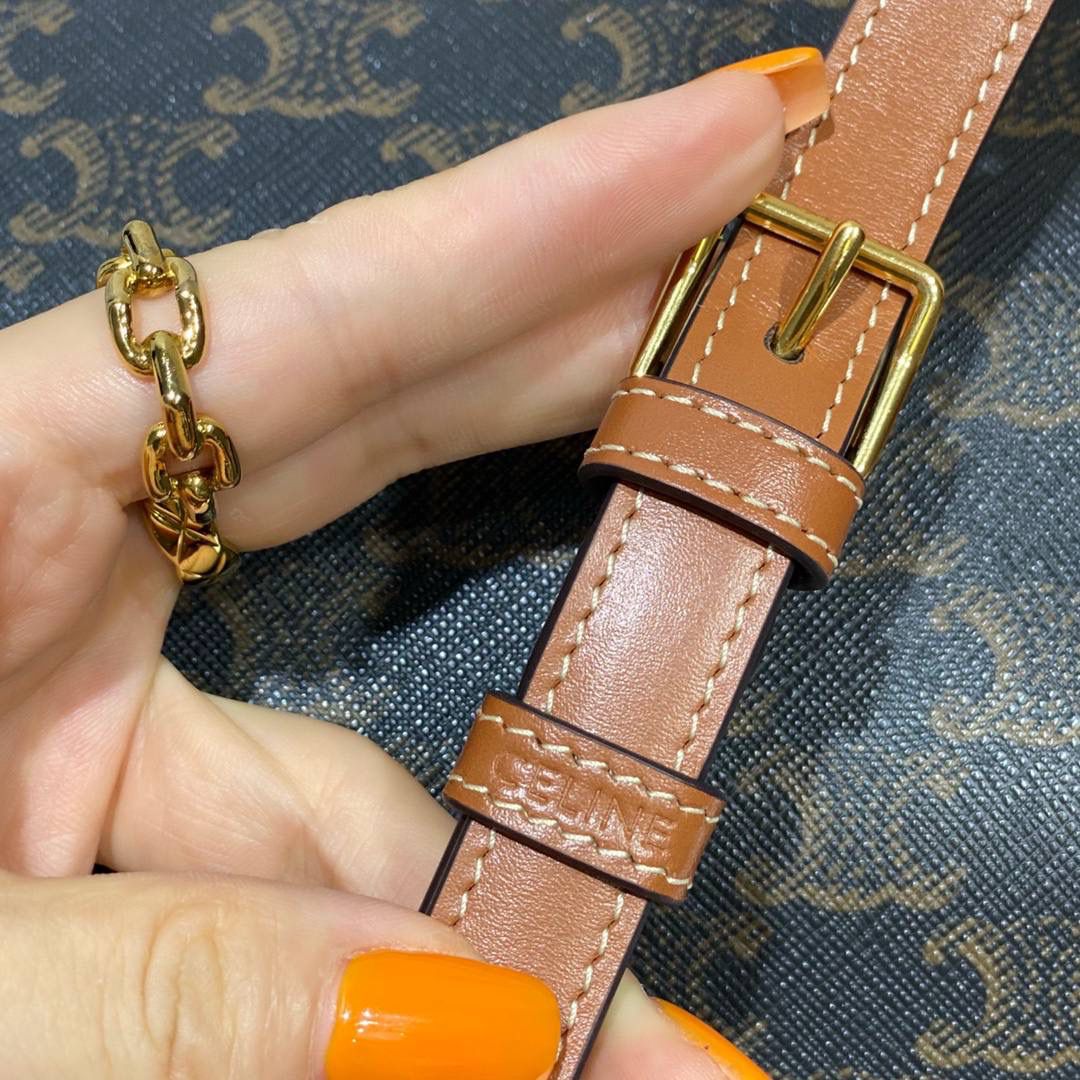 🔥大货实拍图 𝗖𝗘𝗟𝗜𝗡𝗘 ♥ 𝗧𝗥𝗜𝗢𝗠𝗣𝗛𝗘 𝗧𝗘𝗘𝗡 𝗕𝗢𝗫小号 在原来的锁扣上加了CELINE首字母凯旋门扣，完完整整的巴黎血液注入啊！将复古元素与品牌一向拿手的利落线条相结合，气质 高贵！ 型号：188882 小号尺寸：18.5*14*6cm
