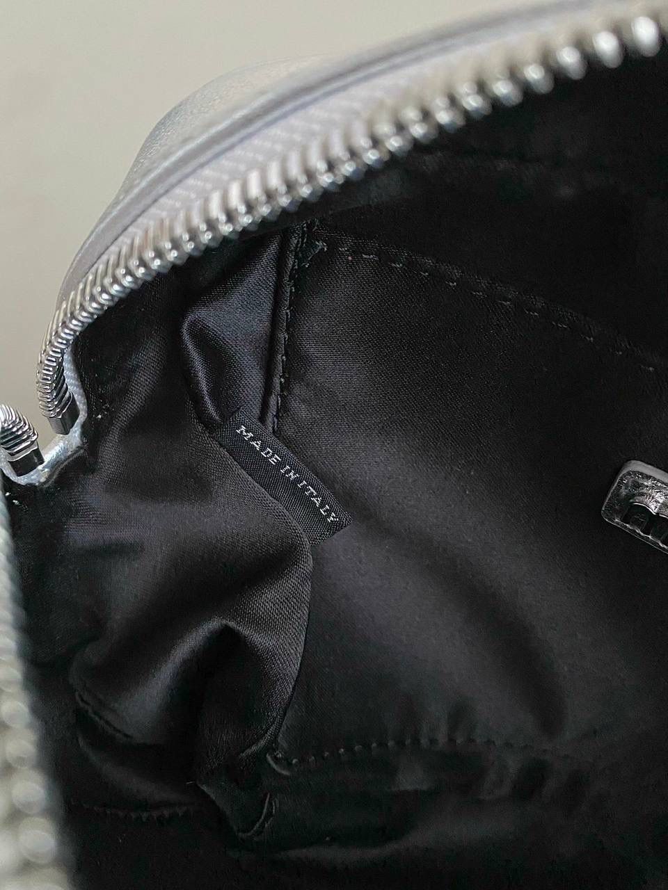 🈶银色小号， 𝗠𝗶𝘂𝗠𝗶𝘂褶皱保龄球小方包 火爆全网都不用多说，人手一只的程度 我们用的是进口小羊皮！非国产皮料 肉眼可见的细腻，软软糯糯触感非常好！ 他家经典独特的褶皱工艺，是要有一定厚度 底料太薄了都做不出它的饱满和弹性 更不是市场通货干瘪瘪的褶皱，实在太假 我们新合作的老师傅在这细节上扣的很认真 一缕一折都有zp的神韵，且做到对版！！ 追求高品质的来🔥⚡️ 13×19×6m #F0012m