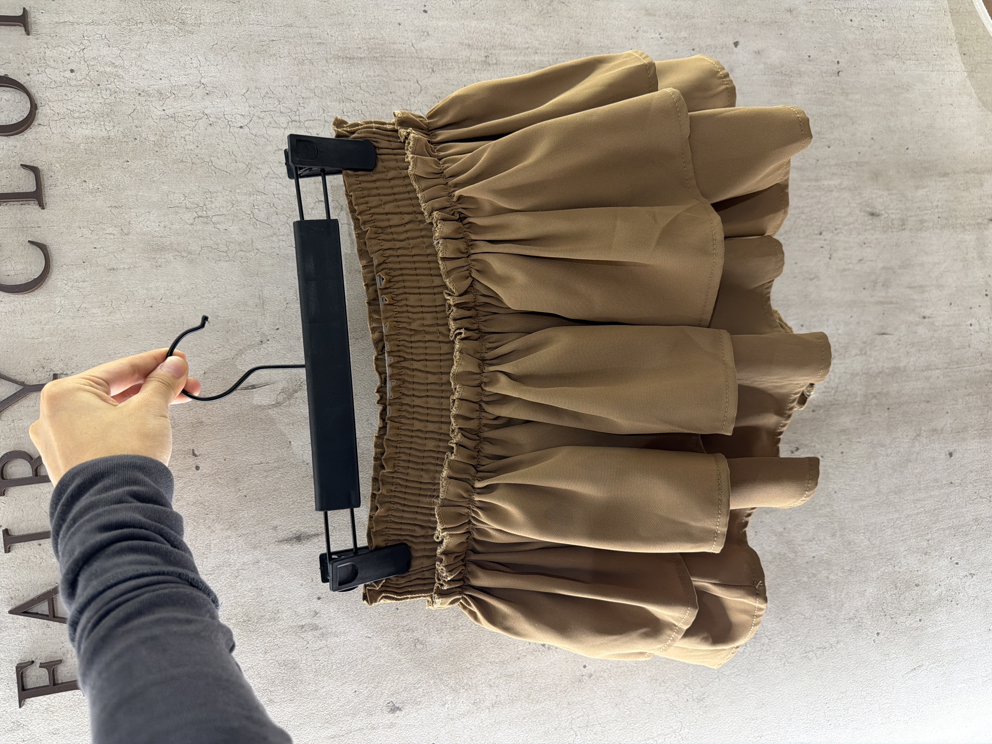 卡其色荷葉邊裙子