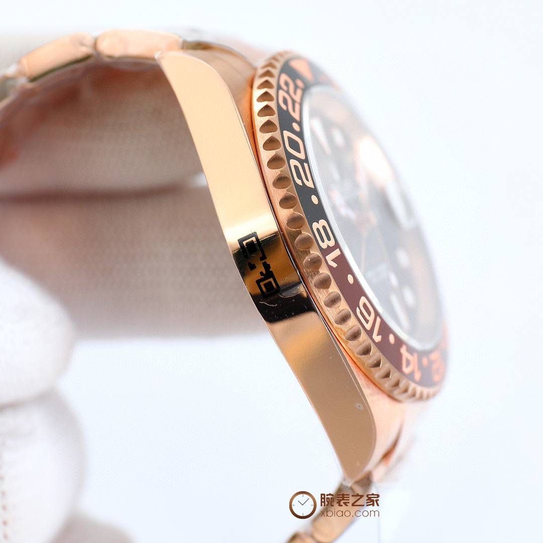 劳力士 ROLEX 超级复刻火爆来袭格林尼治ll 1、机芯3186/3285采用是一体机芯蓝游丝和原版同样通过调试时针快跳调整日历的功能瞬跳，和原版一样的GMT双时区表针在底部时针上面的第二层，由下到上的顺序为：时针-双时区针-分钟-秒钟。 2、指针；升级电镀白金在任何角度都可以看见其光泽感 采用特殊针尖工艺 确保与原装一致夜光粉选用瑞士进口蓝绿夜光填充完美还原夜光效果 3、表盘；原装开模 立体印刷 电镀白金 中心轴下沉 日历下沉 字体大小与颜色同原装完全一致包括条丁四角的打磨 12字位火山口打磨都做到了高度一致 🎮 劳力士 ROLEX 超级复刻火爆来袭格林尼治ll实物拍摄🎬 4、圈口；此款表的灵魂所在 也是本厂花费大量时间与精力的地方 每一次的烧制都是一次进步 本厂圈口一体成型高精密陶瓷圈色差也是必须降到最低 深蓝黑圈/红蓝圈/黑圈/真陶瓷均为白金填充，其颜色目前是最接近原装的 5、日历；新版劳力士日历采用新款勾4，本厂加以借鉴避开市场众多错误版本，日历的字体印刷相当清晰立体，放大十倍依旧清晰立体 无锯齿 6、表壳表带；选用904号钢材铸胚，在反复手工打磨成型，904钢密度小 耐腐蚀性强 防刮耐磨等优点。整体观感显现出低调上又奢侈感！🎮