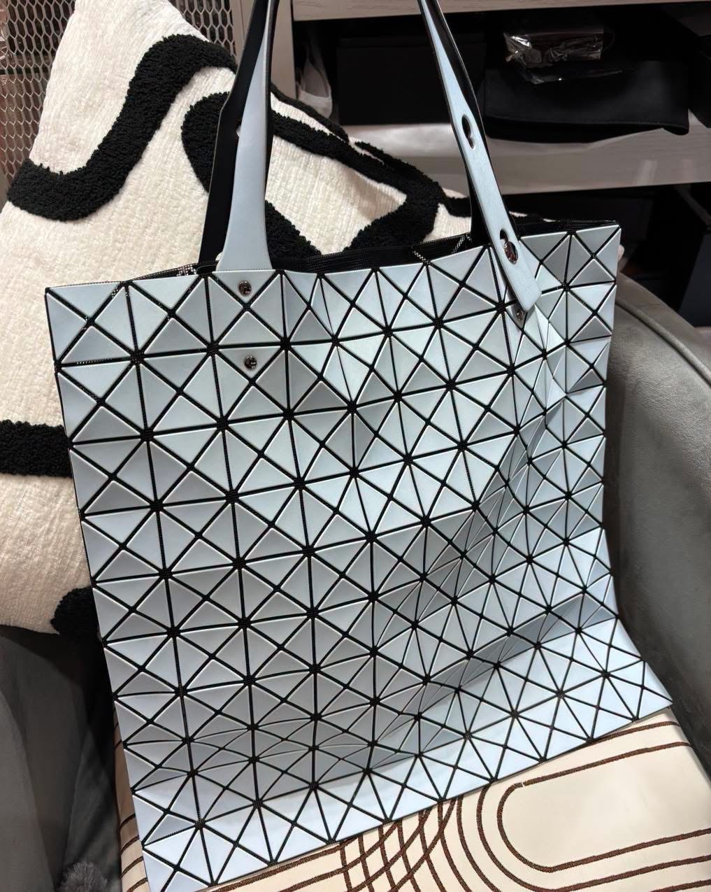 Issey Miyake bao bao tote bag  100%Authentic ,95%new  ✅dust bag 