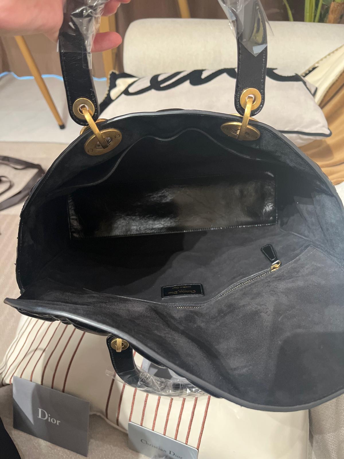 Dior lady dior large 黑色亮面牛皮 100%Authentic,，95%new ✅ certificate ✅盒