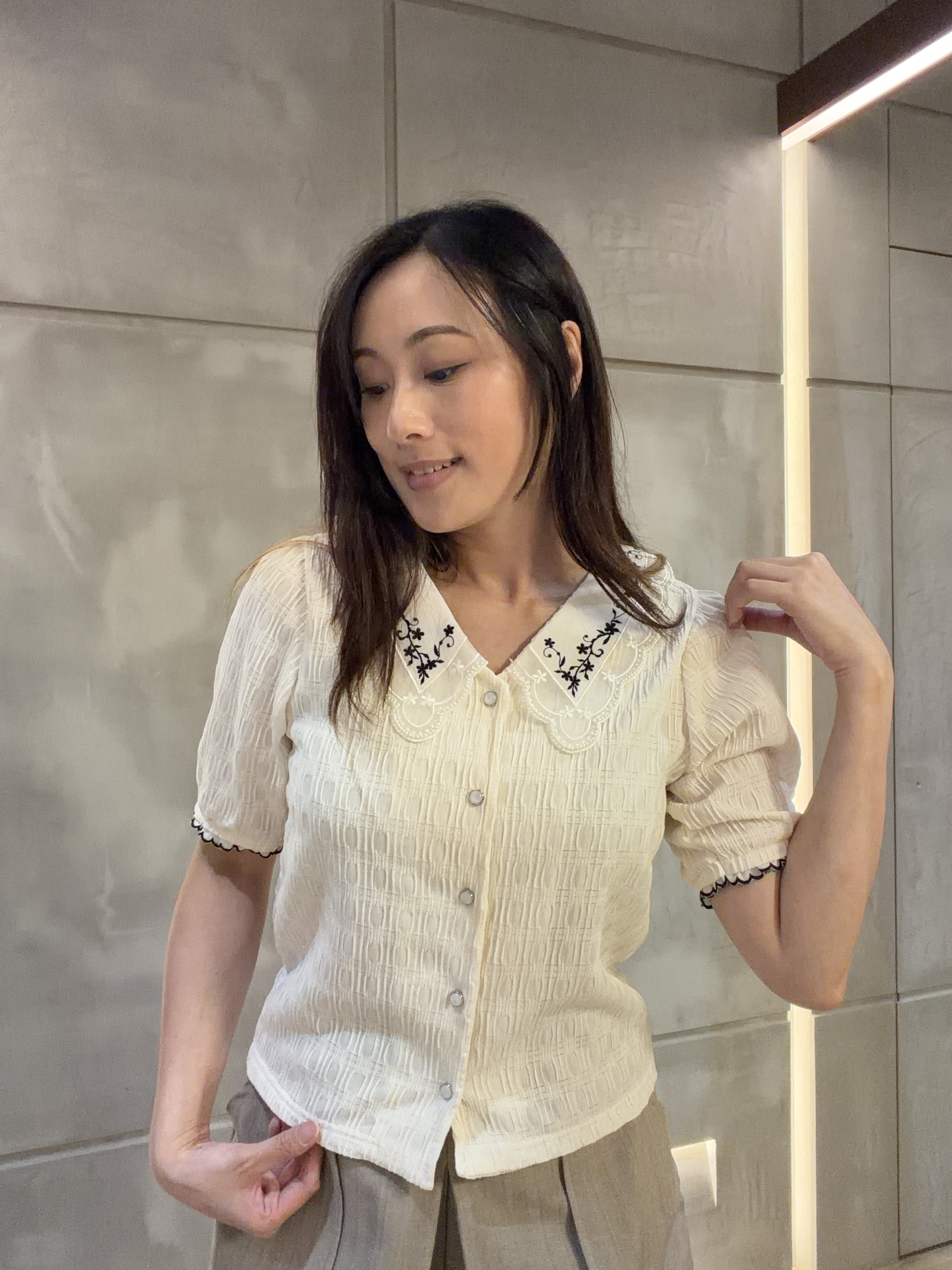 暗紋top 刺繡花領 