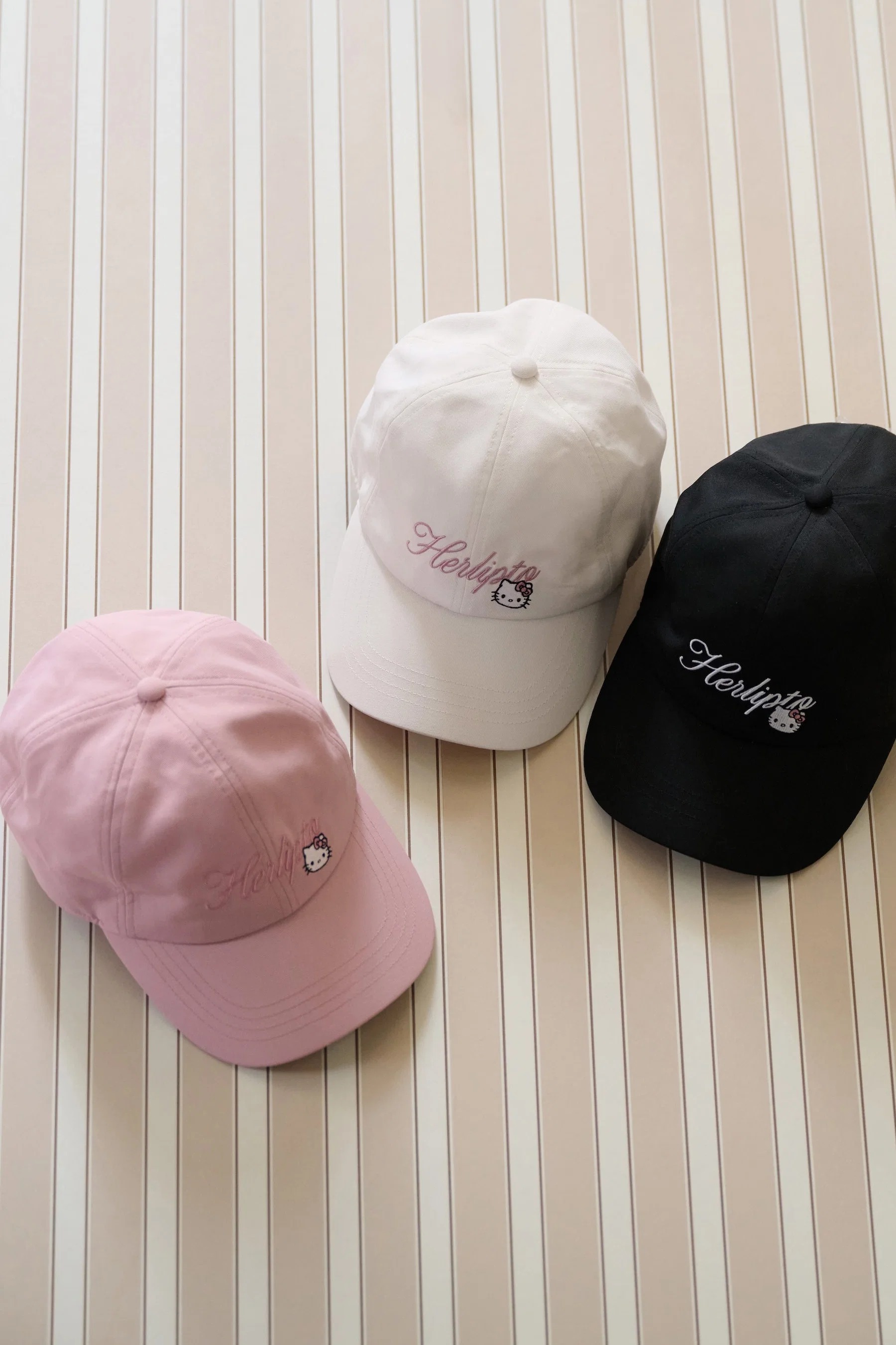 🎀【預訂】Her lip to × Kitty Embroidered Cap B