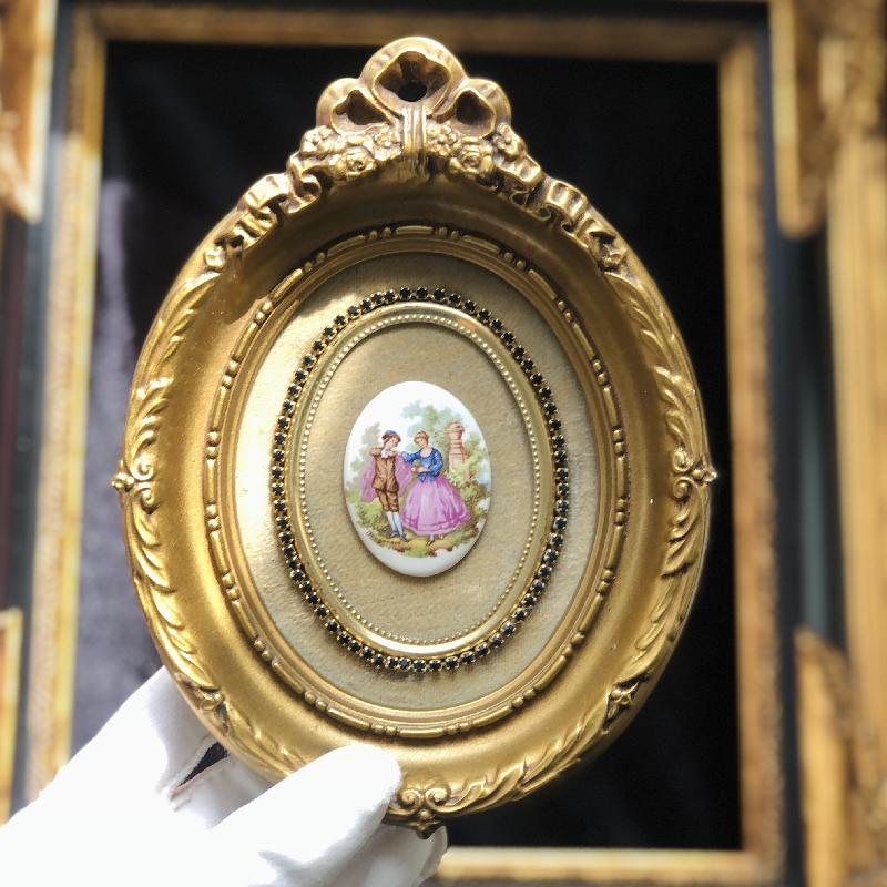 Vintage C.a. 1970s Fragonard Porcelain Set in Cameo Frame/Small Wall-Mount Decoration (MT1829-1)