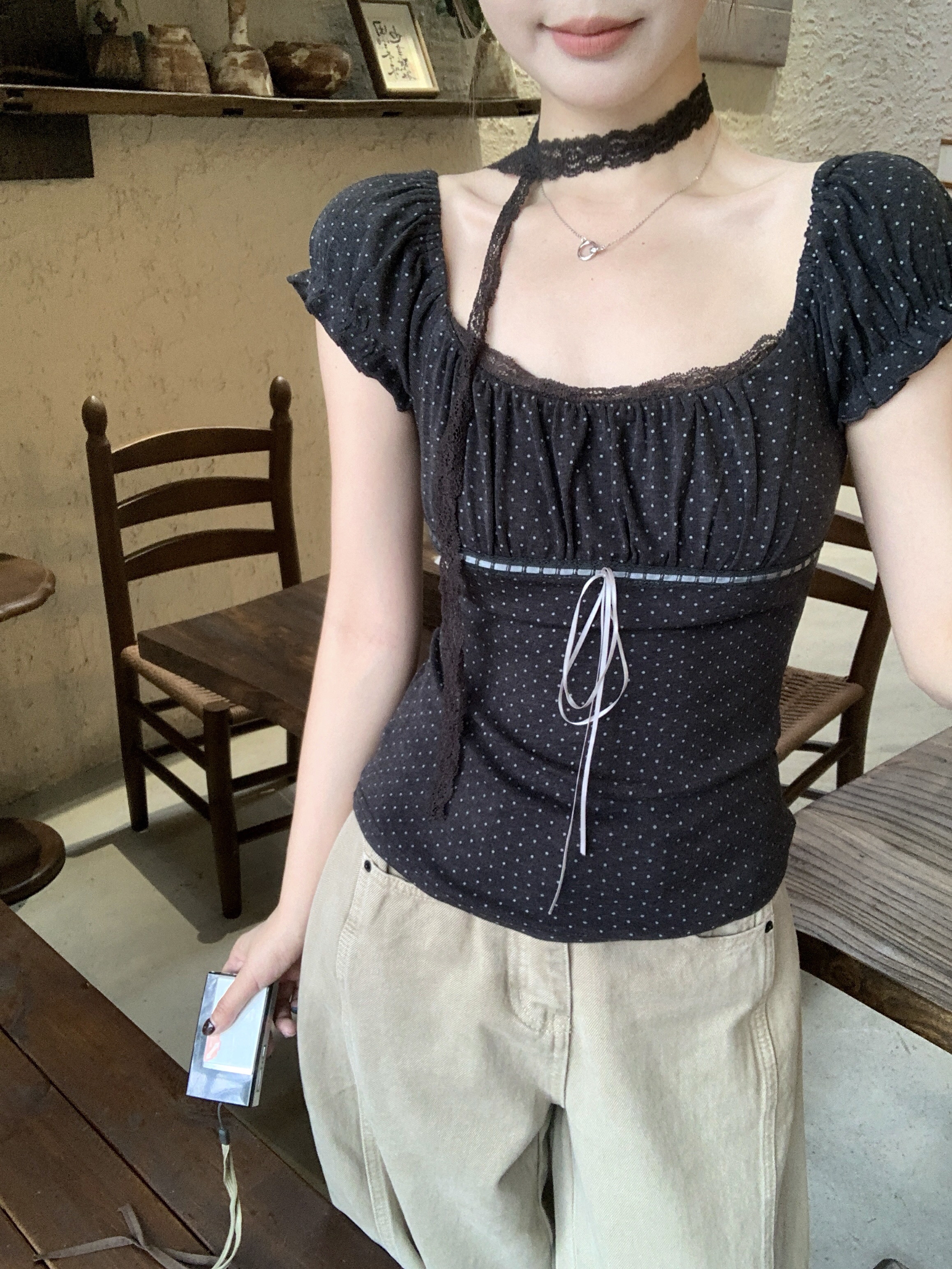 B226(9033) 韩系气质波点泡泡袖胸下蝴蝶结系带付蕾丝带深灰上衣