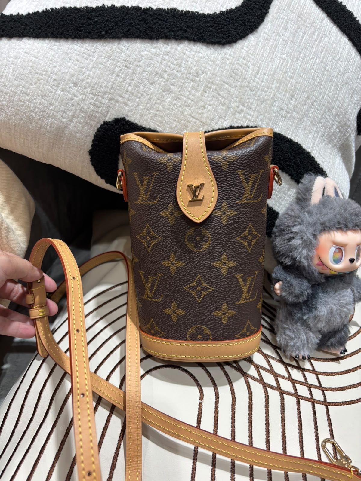 Lv Fold Me Pouch Shoulder Bag M80874 100%Authentic, 98%new ✅dust bag