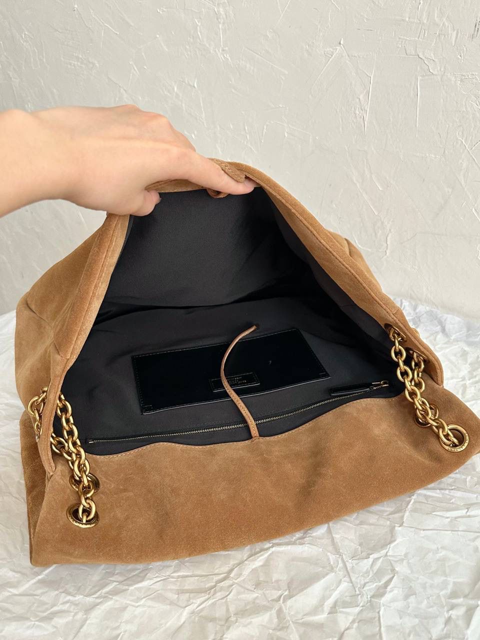 销量王🔥 ys1 jamie羊皮链条大包 麂皮棕 第2批到❗️这个羊皮，zp是微微珠光感的 市场上现在出的都是哑光的羊皮 背出去可以说是一眼jia🥲 小包用不对版或者差一点的皮还说能浑水摸鱼 但是大包真的不行😂 要不是为了等这个正确版原厂皮 我们早就出货了！还有五金也是全部等对版的 包括小小的一个鸡眼，一点都不能马虎 需要高品质的bb跟我走，不会错！ 43×29×9cm742431m