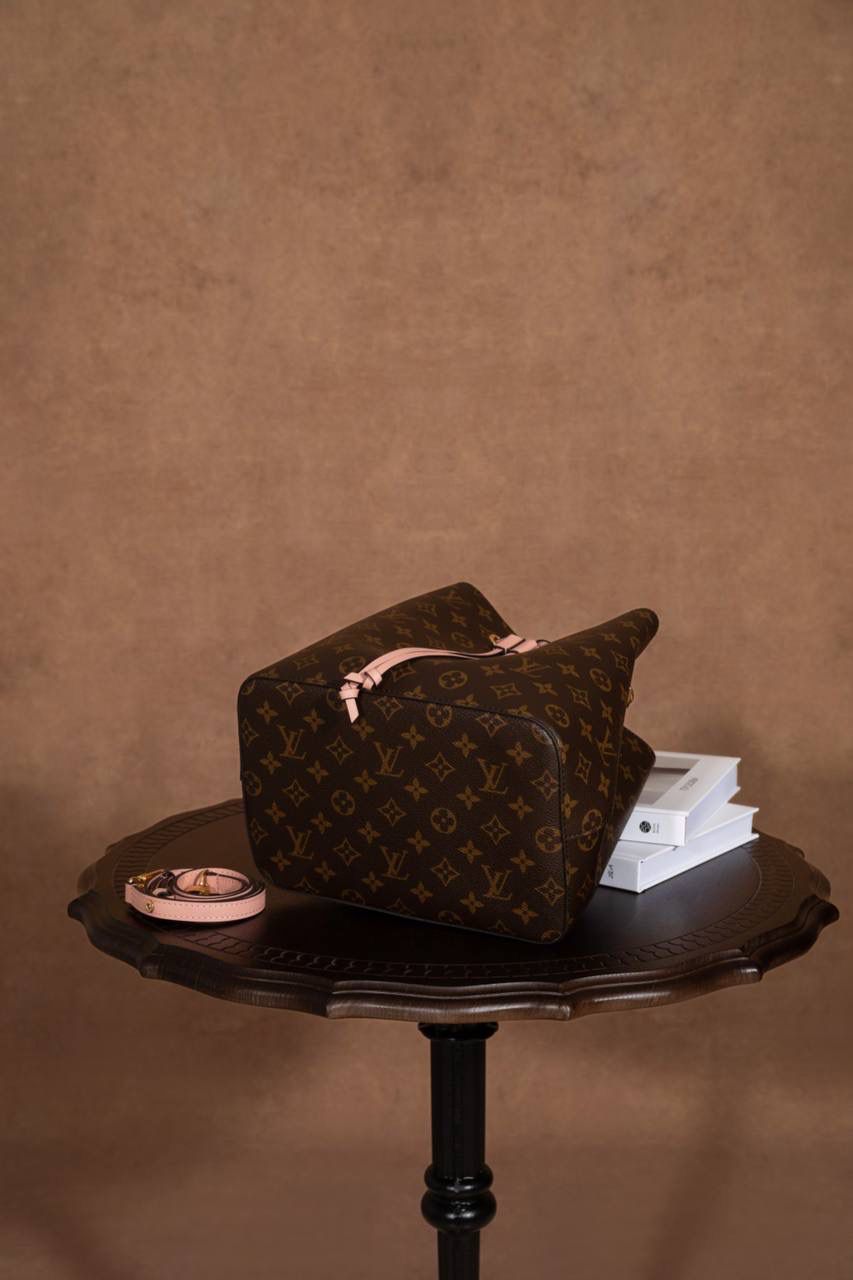 LV水桶包👜✨ 尺寸为 26×26×17.5cm，作为经典著作，它是入门款中备受追捧的单品。1932 年专为承运香槟而设计的酒袋，在当代潮流的洗礼下，化身为蕴含传承之美的水桶包，被尊为“经典之王”。