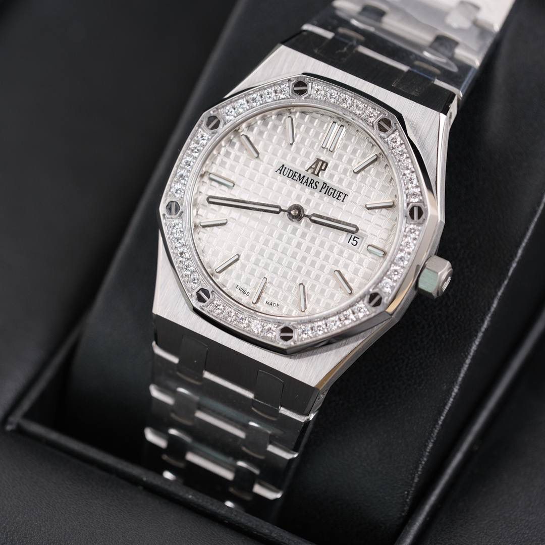 爱彼皇家橡树系列女士腕表，镶钻银色表盘，精钢表链