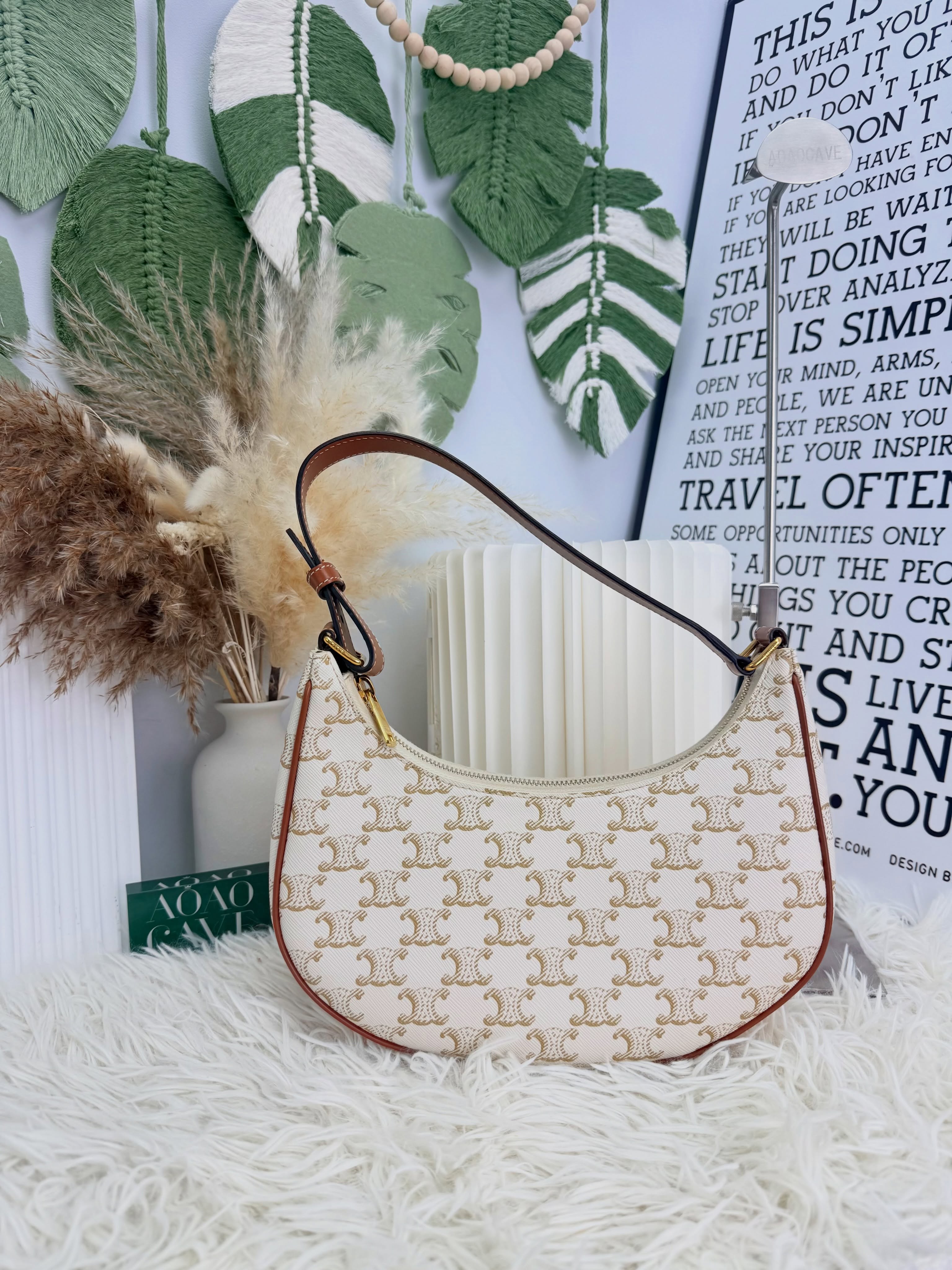 Celine👜 PRE OWNED 🛍️白色老花腋下包🤎  25*7*12  💰優惠價 $6980 98%new  #收袋王  喜歡的話快點pm/whatsapp 我們💓 銷售熱線51111 321（whatsapp)  我們服務包括有：手袋飾物回收、手袋置換(一換一、一換多也可以） 、專業手袋鑑證、專業手袋護理 Is 購買方法 🏢親臨門市 荃灣南豐中心15樓1521室（荃灣地鐵站a出口1分鐘到）敬請預約 ❤️只賣正品正貨，任驗💓🫰🏻 ❤️‍🔥本店為香港註冊公司絕對真貨，信心保證👍🏻 🫰🏻本店設有鑑證服務，有駐場鑑證師  ✨歡迎追蹤我哋各個平台緊貼最新優惠x貨品🔥😍 👇🏻👇🏻👇🏻👇🏻👇🏻👇🏻👇🏻👇🏻  ⭐️Instagram: aoaocave  🌈Facebook: aoaocave收袋王  🔥Carousell: acluxuryhk  👆🏻👆🏻👆🏻👆🏻👆🏻👆🏻👆🏻👆🏻  ___________________________  Disclaimer🫰🏻All trademarks and copyrights are reserved to the original brand holders. @AOAOCAVE sells only authentic goods and is not affiliated with any of the brands mentioned.  @AOAOCAVE 跟任何品牌無關，而且沒有持有任何品牌資版權，亦沒有與任何品牌合作。所有商標及版權歸屬於品牌坊所有，帖子只作分享用途。  #aoaocave #手袋回收 #名牌買賣
