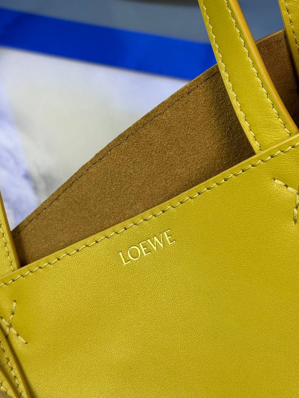 *𝐏𝐮𝐳𝐳𝐥𝐞 𝐅𝐨𝐥𝐝折叠手袋👜* ——全新【𝗡𝗘𝗪】升级‼️ 延续经典𝙋𝙪𝙯𝙯𝙡𝙚的标志性几何裁剪设计，新晋顶流🅰️𝙋𝙪𝙯𝙯𝙡𝙚 𝙁𝙤𝙡𝙚 𝙏𝙤𝙩𝙚以折纸包为灵感，升级成🉑完全折叠‼️的结构，立体与平面任意切换，出差旅行🧳必备单品。小牛皮材质轻且柔软，𝐌𝐢𝐧𝐢尺寸搭配一条可拆卸式肩带，手提，肩背，斜挎多样化背法✨ 尺寸：𝟏𝟔.𝟓-𝟗.𝟓-𝟐𝟎𝐜𝐦 款号：052322