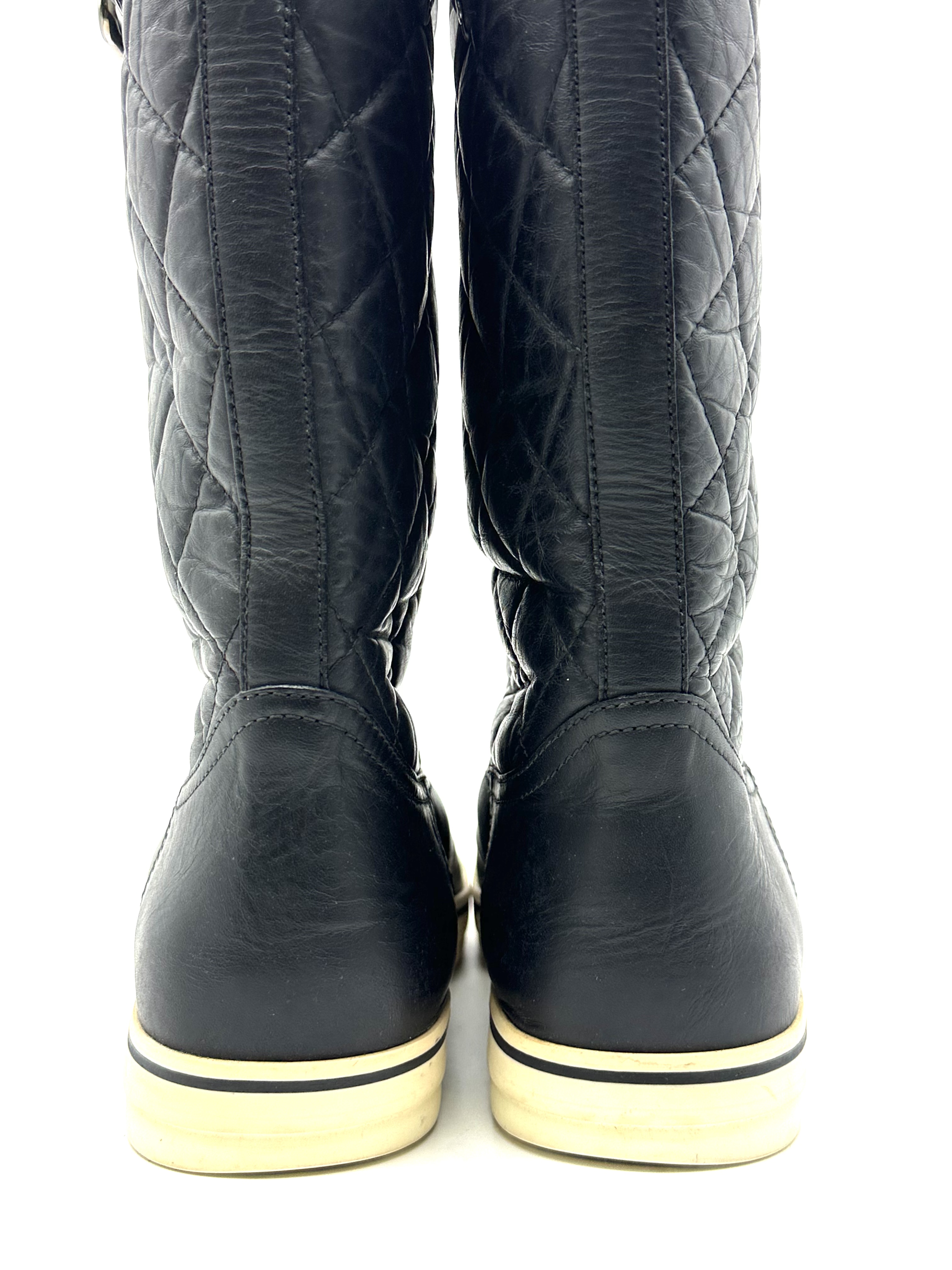 Pre-owned Chanel black quilted leather mid-calf boots / Product Code: 26040407