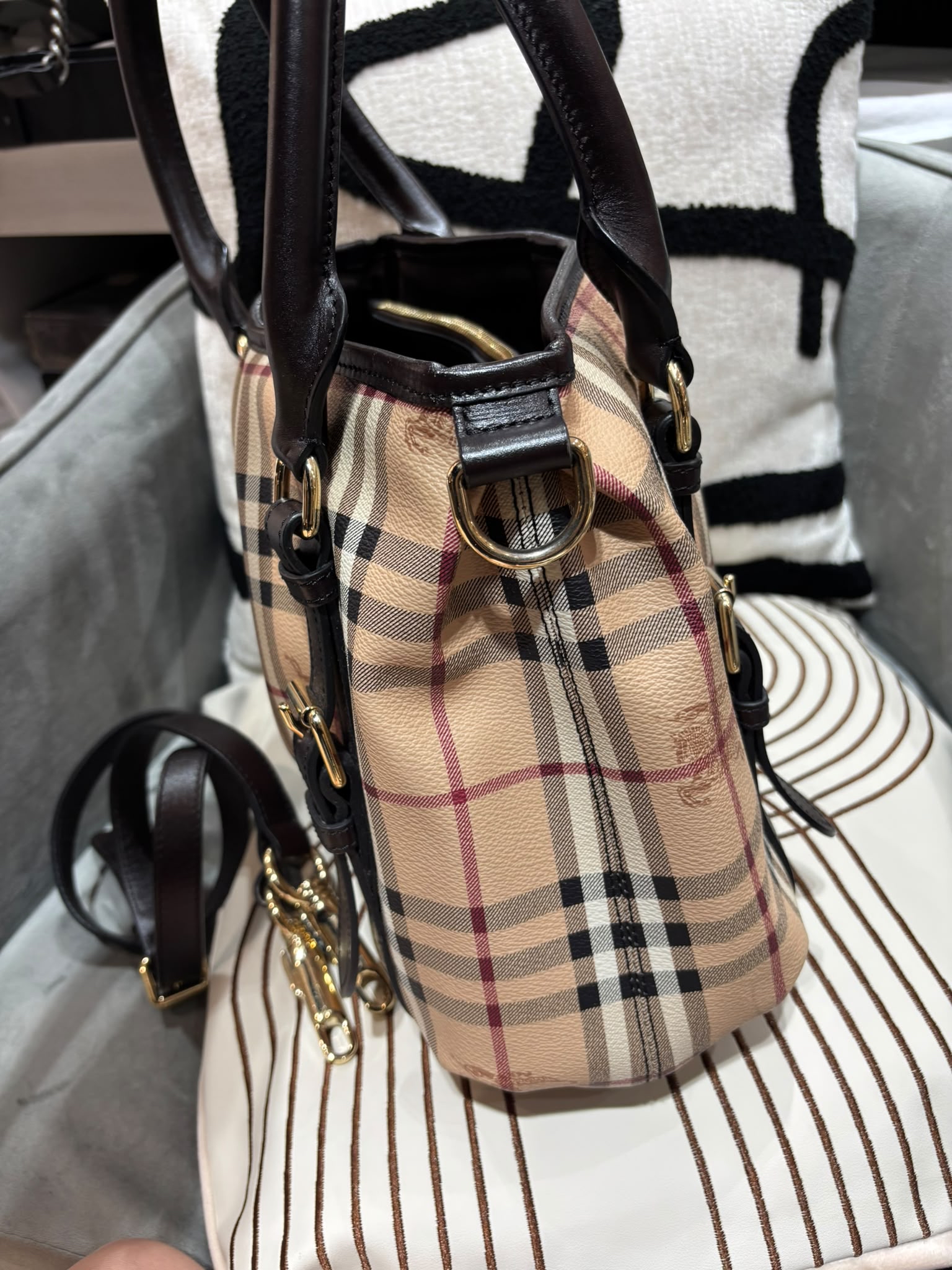 Burberry 2way bag 100%Authentic, 95%New ✅Dust bag