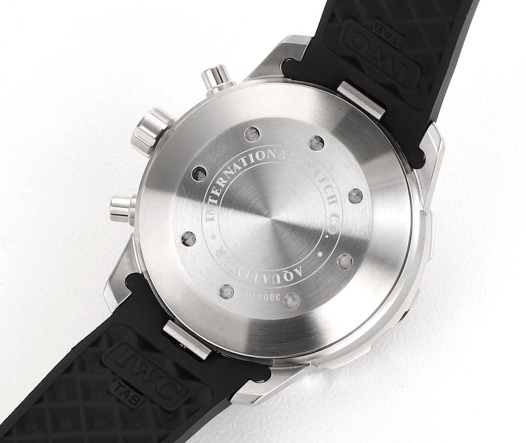 IWC万国海洋计时系列，一款直正潜水与计时融合的腕表。超高的颜值 具备「背景照明」的旋转式潜水外圈。多功能外圈里面是4毫米阔的蓝宝石玻璃圆环，底部有印花及涂上浓缩的Super-LumiNova®夜光涂层。粗犷的时标和刻度，并覆有银光涂层，在昏暗的环境中发出光芒，让时间时时掌握。材质： 316L精钢 直径： 44毫米 机芯：Asia-7750机芯🔥