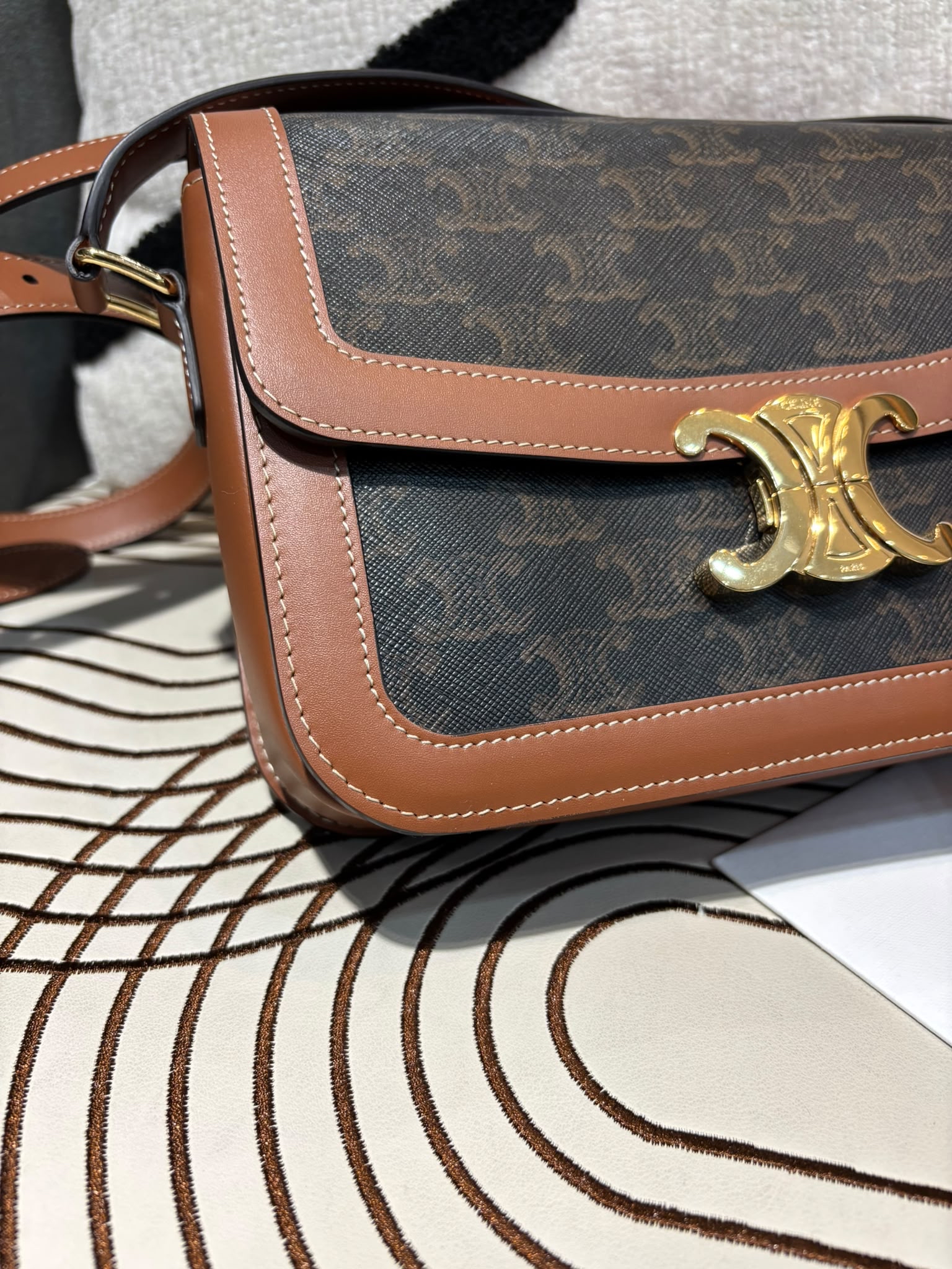 全新 Celine TRIOMPHE classic medium, 凱旋門金扣box,100%Authentic,brand new 全新 ✅專門店收據✅Dust bag ✅Box