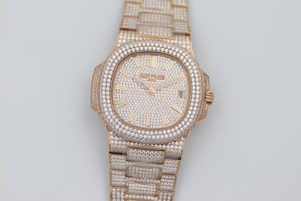 百达翡丽鹦鹉螺满天星V3版。少量到货！！！独家还原正品后镶钻。 全新修正V2版不足的四大细节： 1.表盘上12个条形刻度，根据原装5711字钉开模，效果保持了跟原装一致的黑油条形夜光刻度。 2.全新定制原版324机芯，V3版本机芯摆轮位置与原装一致，CNC数控技术打造机芯夹板，深度洗花和刻字，效果保持了原装应有的细节，机芯结构还原度极高。 3.表带升级还原正品后镶钻侧面表带镶石工艺：挑战难度极高百达翡丽鹦鹉螺侧边镶钻表带R8制表师历练数年多次，尝试过无数种加工工艺，即使再难也有破釜沉舟的心态，如今终于大功告成，还原正品后镶钻效果，是目前唯一可以做到表带侧边镶钻工艺。 4.指针升级：秒针中心点升级为针轴秒针。 （让你体验最奢华百达翡丽鹦鹉螺）