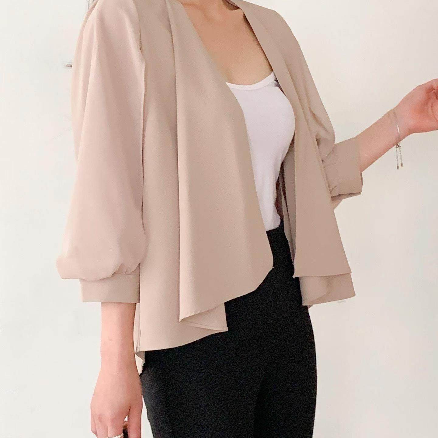 韓國春季V領七分袖外套🤝❤️行路收到美的效果😁外套背面獨特垂設計🎉第一眼已經心動 自帶光采 和濾鏡充滿流動感~0IWhatsApp 62353222#Ma6583