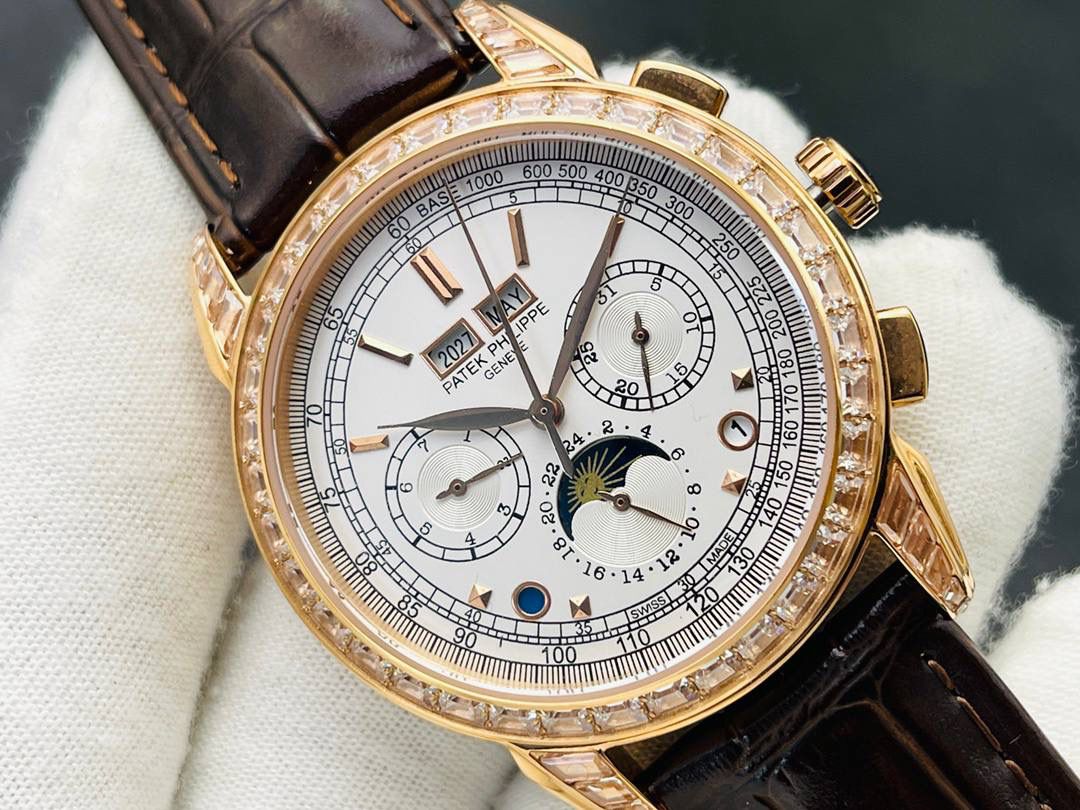 百达翡丽古典超级复杂多功能 万年历功能腕表 团队历时两年多精心设计，不计成本，敢为人先，力求完美，克服重重难关，突破多层技术瓶颈： 1⃣️机芯型号为定制版机芯，质量稳定！ 2⃣️表带为经典意大利小牛皮表带，纹路清晰，质感好。搭配圈市面最顶级的百达灯笼表扣，通用原装无压力。 3⃣️优雅的Calatrava雕花表壳极具个性，42毫米的表径适配大众男性手寸，与专柜一致，非常商务可亦休闲。