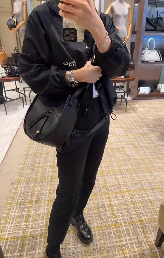 🎈新款吊床𝗛𝗮𝗺𝗺𝗼𝗰𝗸 𝗦𝗹𝗶𝗰𝗲 ——【黑色到货‼️】 尺寸：𝟮𝟭-𝟮𝟱-𝟭𝟬𝗰𝗺 编码：652407 吊床𝗛𝗮𝗺𝗺𝗼𝗰𝗸家族迎来新成员—𝗛𝗮𝗺𝗺𝗼𝗰𝗸 𝗦𝗹𝗶𝗰𝗲，新作采用细腻柔软的亮面小牛皮制作而成，重新以纤巧比例焕新演变成新造型。搭配可拆卸可调节长肩带，灵活实现多功能背法及百变风格。