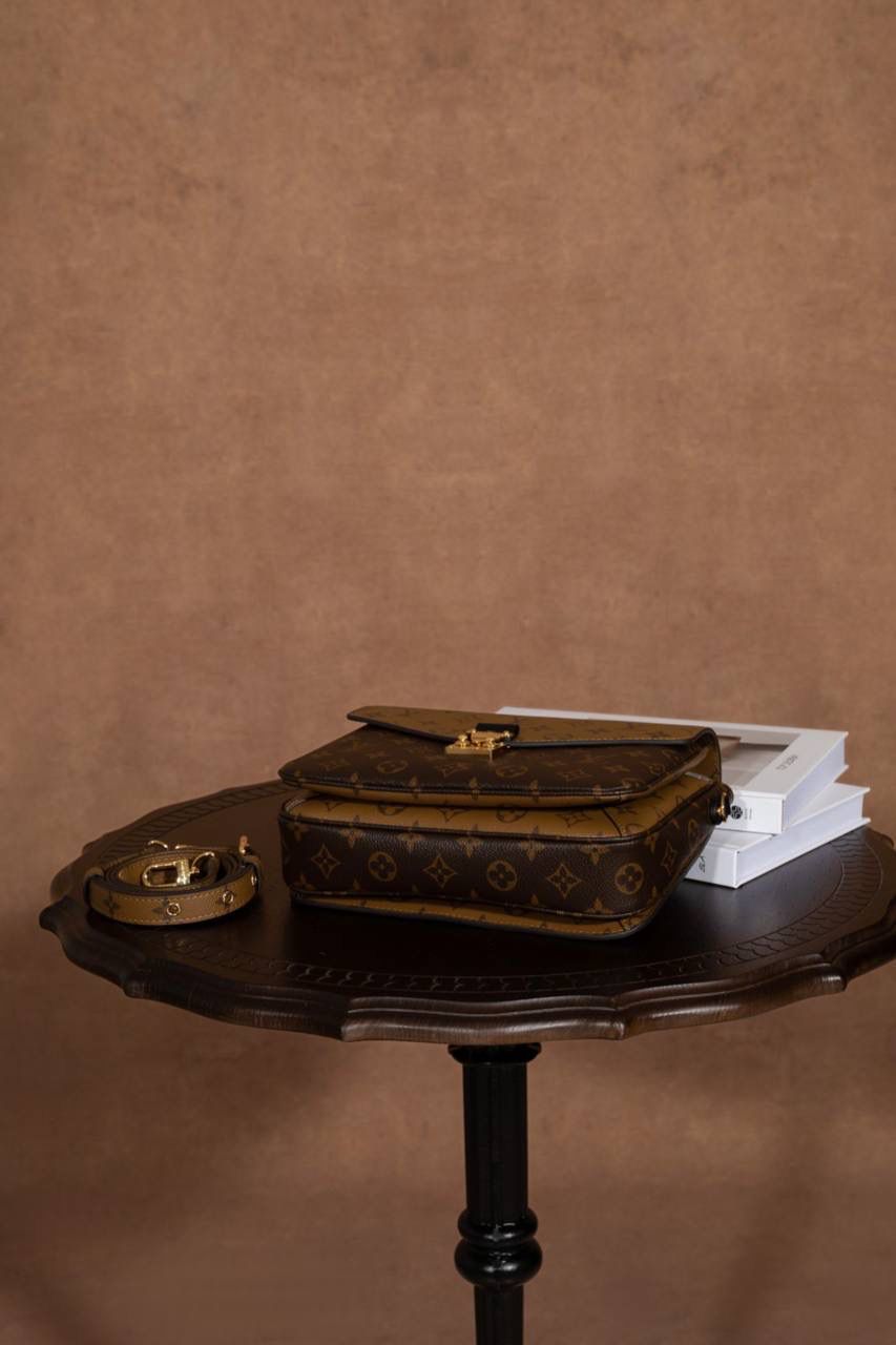 LV POCHETTE METIS 🎀大邮差包 法国原厂皮 + 全钢五金 摸起来就是不一样，质感很高级，拿在手上很有 feel 💼 📏 尺寸 25 × 19 × 7cm 大小刚刚好，不大不小，日常背超级舒服～ 这款真的是 女生一定要有的一颗包 👜 经典中带点可爱，耐看又百搭～ 经典老花配上 黄花色调 💛 让原本很经典的邮差包，看起来更年轻、更时尚✨ 不老气、不无聊，反而越看越喜欢～ 里面还有 隔层设计，真的很能装 👍 手机、钱包、化妆品统统 OK～ 不管日常出门还是凹造型，都很加分 💃