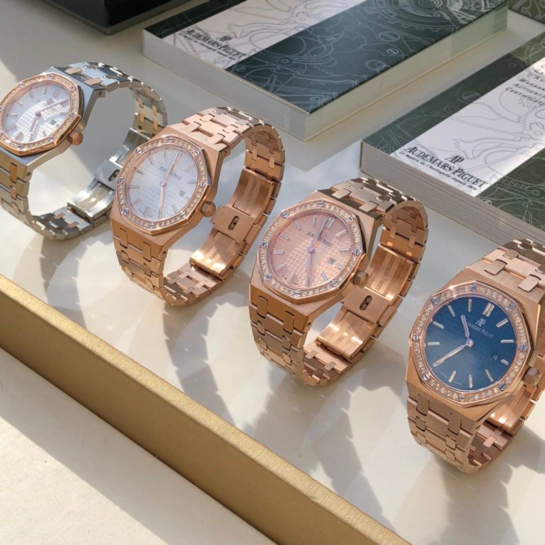 爱彼皇家橡树系列67651的玫瑰金女士钻石石英腕表 爱彼皇家橡树系列独有的八角形外观还拥有爱彼独特的设计风格也将女士优雅风格融入其中，深受女明星们的爱戴，即使只有33毫米的小尺寸，也将爱彼独有的纯净美感与刚毅线条展现的淋漓尽致💝💖💘 而镶满钻石的表圈也为佩戴的女士增添了更多的柔美。（40颗明亮型切割美钻 总重约0.71克拉）搭载瑞士石英机芯、拥有实用的日历显示功能，女士们佩戴起来不会显得沉重 配专柜品质全套包装发货 这种货一般数量不是很多的 因为非一般人能操刀，能完整操刀的团队屈指可数。