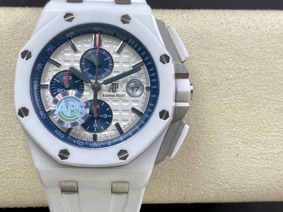 爱彼26400采用进口蓝宝石表镜，镀防眩目蓝膜，任意角度观赏都通透有质感✨。金属拉丝圈口与原装一致，六角螺丝与表框齐平，切割利落、光泽细腻。黑色格纹表盘层次分明，白色字体清晰，红色点缀的小表针格外醒目🔥；日历窗放大效果与正品同步，夜光填充均匀。六边形陶瓷表冠搭配计时按键，整体更显硬朗霸气💪。钛金属透底后盖做工精致，蓝宝石底镜清晰耐磨。搭载7750改3126机芯，走时稳定、动力可靠⚙️⌚