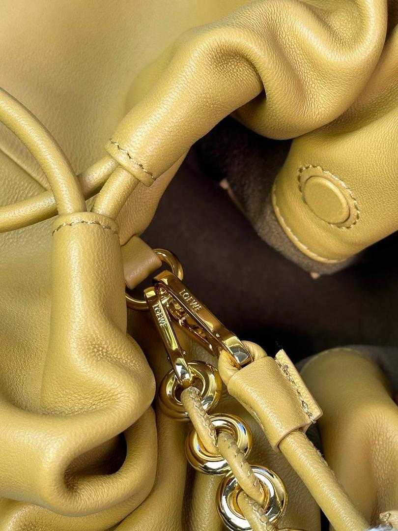 🎈中号链条款𝙁𝙡𝙖𝙢𝙚𝙣𝙘𝙤 𝙋𝙪𝙧𝙨𝙚羊皮 ——【沙漠黄】 尺寸：𝟯𝟬-𝟭𝟬.𝟓-𝟮𝟬𝐜𝐦 编码：012403 👉🏻延续福袋收缩绳褶皱设计，羊皮包身手感细腻柔软❤️ 👉🏻链条肩带➕皮肩带的双肩带设计，时尚百搭，给足了集美们多样化的选择。肩带可拆卸可调节，磁扣开合，正面烫金𝙇𝙤𝙜𝙤，呈现出高贵典雅的视觉感😍 👉🏻独家背景➕独家品质➕独家全套砖柜礼盒套装，市场高端品质皆在我手✌🏻